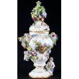 Meissen Watteau large potpourri vase with cupids 1st choice, J. J. Kaendler,
