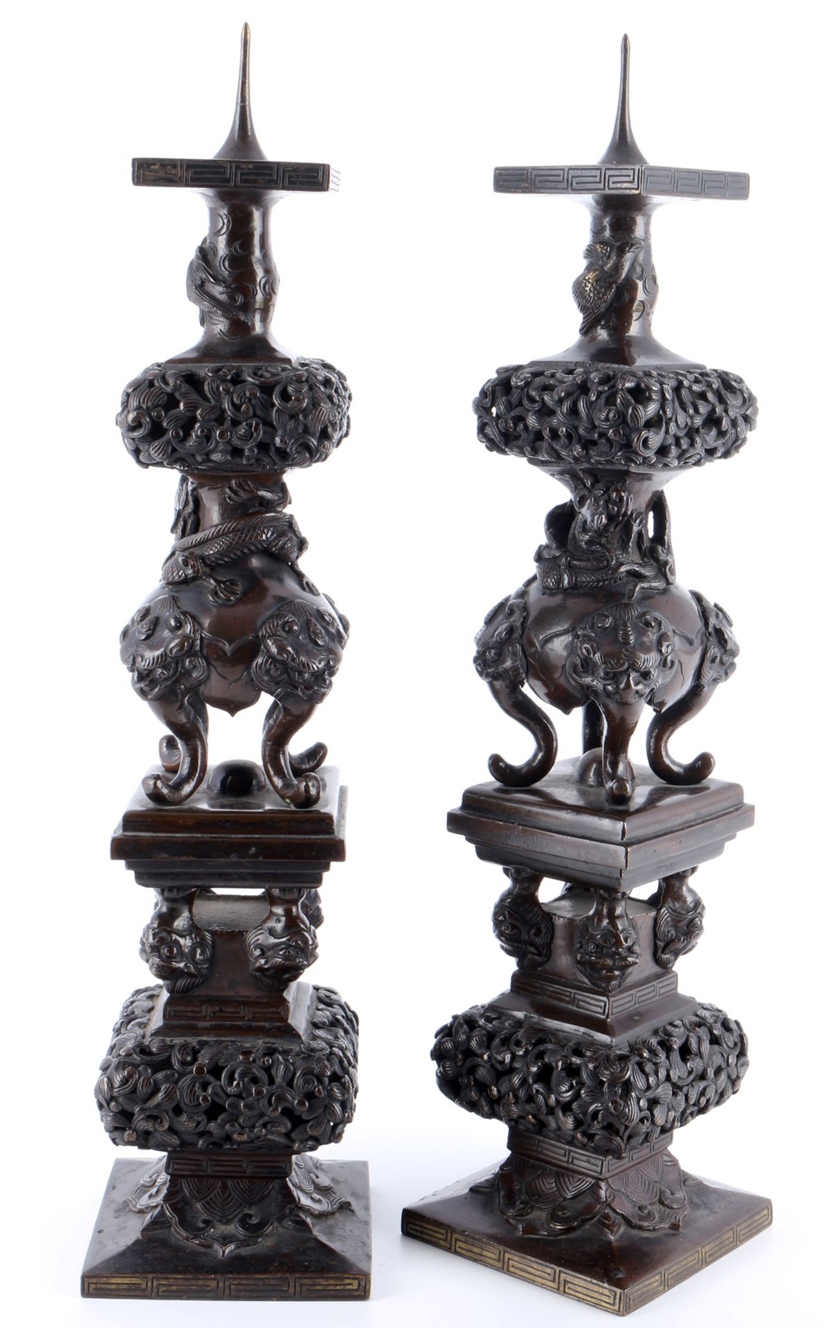 China bronze pair of candlesticks with dragons 18th/19th Century, Leuchterpaar mit Drachen 19./18. - Image 3 of 4