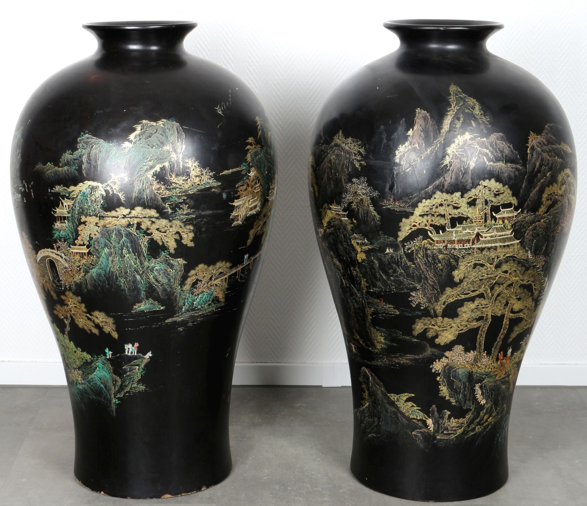 China 2 huge lacquer vases H 98 cm,