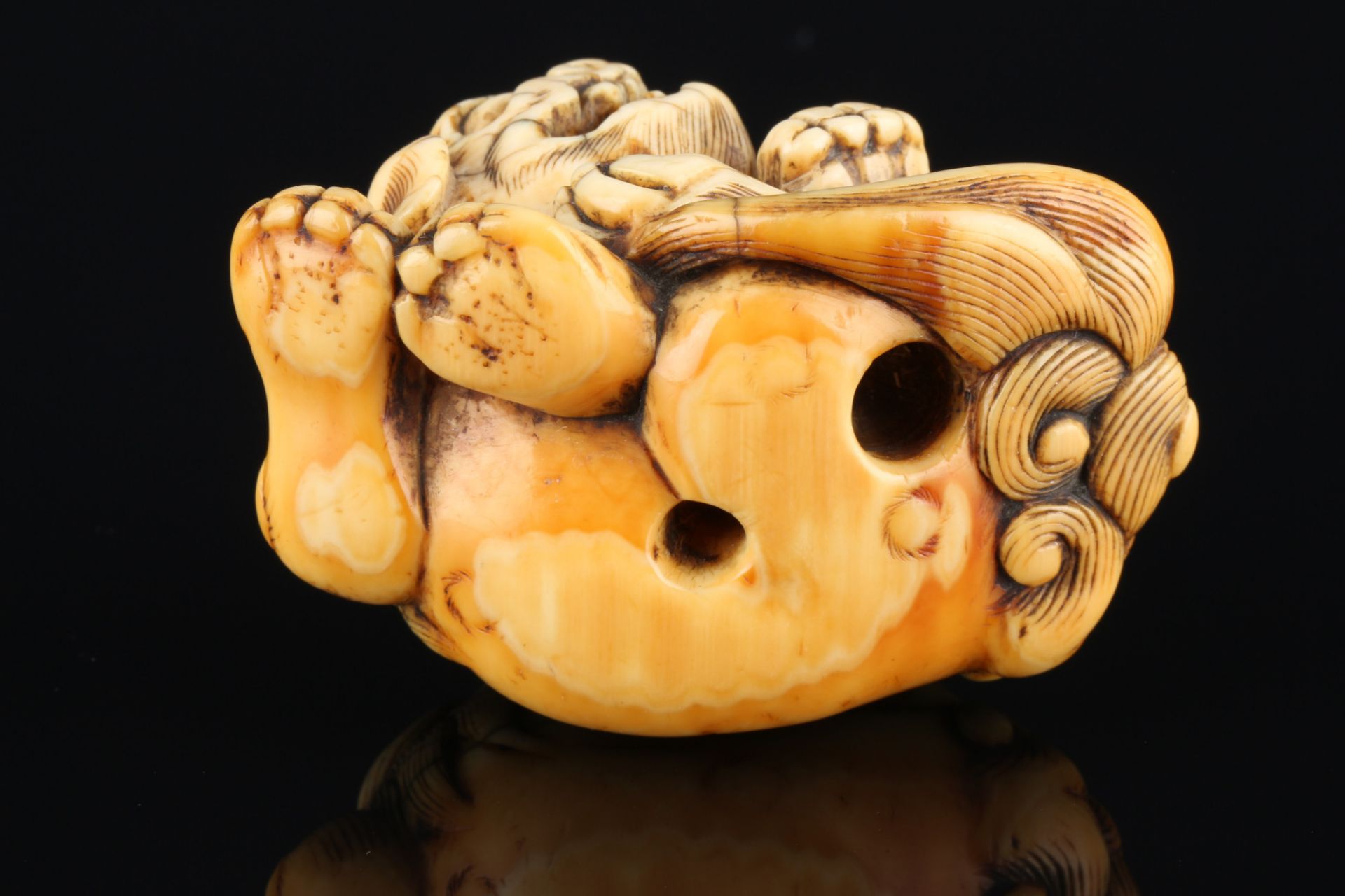 Japan 18th century, ivory Katabori Netsuke Shishi lying, Edo period, - Image 5 of 7