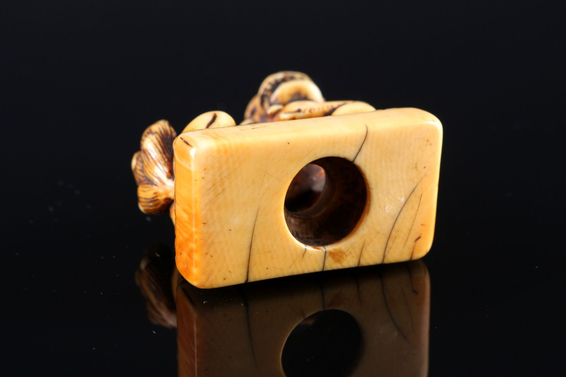 Japan 18th century, ivory netsuke shishi on base, Edo period, - Image 5 of 7