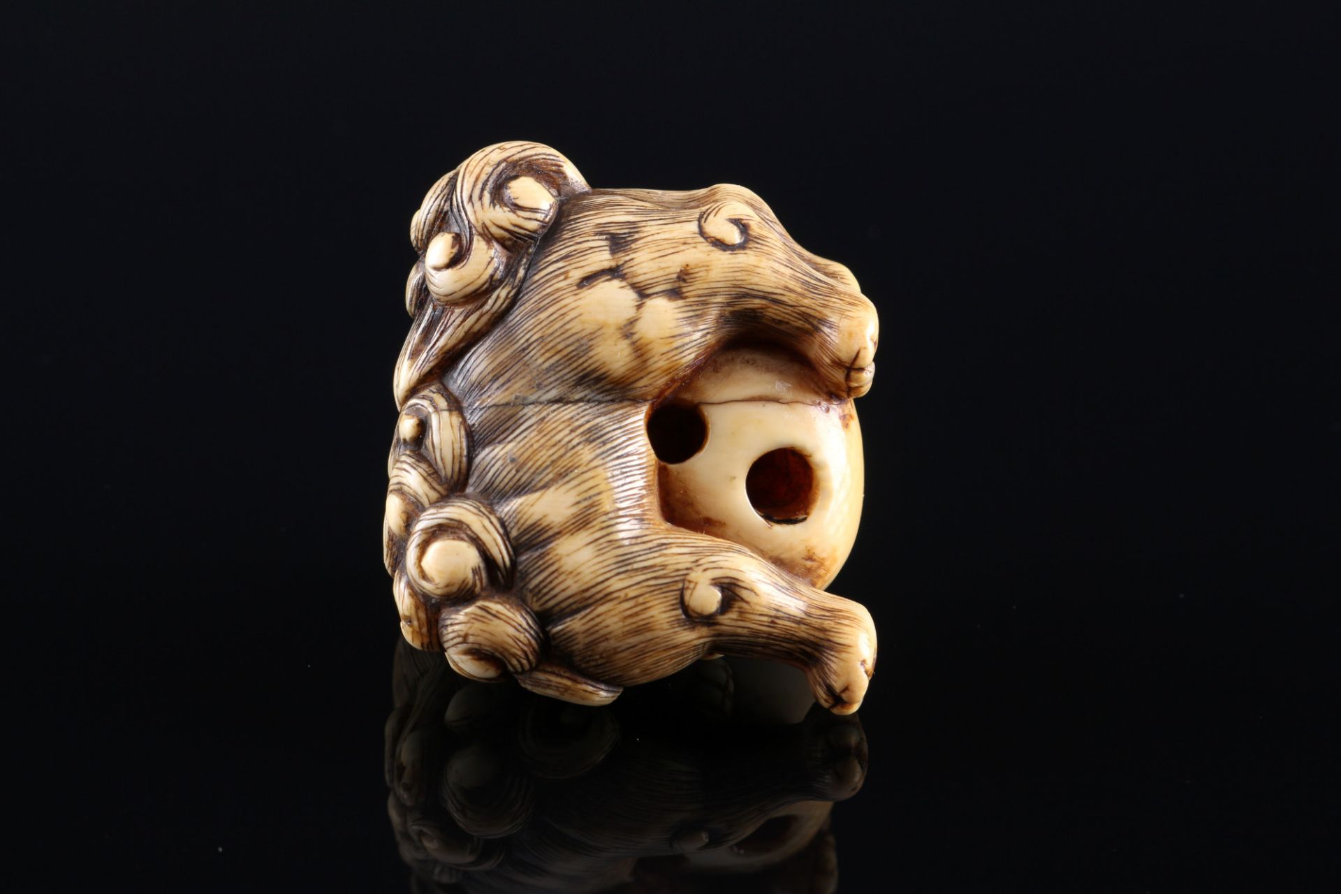 Japan 18th/19th Century, ivory Katabori-Netsuke Shishi with ball, Edo period, - Image 5 of 17