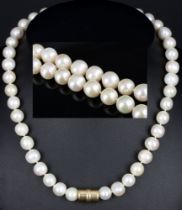 Pearl necklace with 18K 750 gold lock,