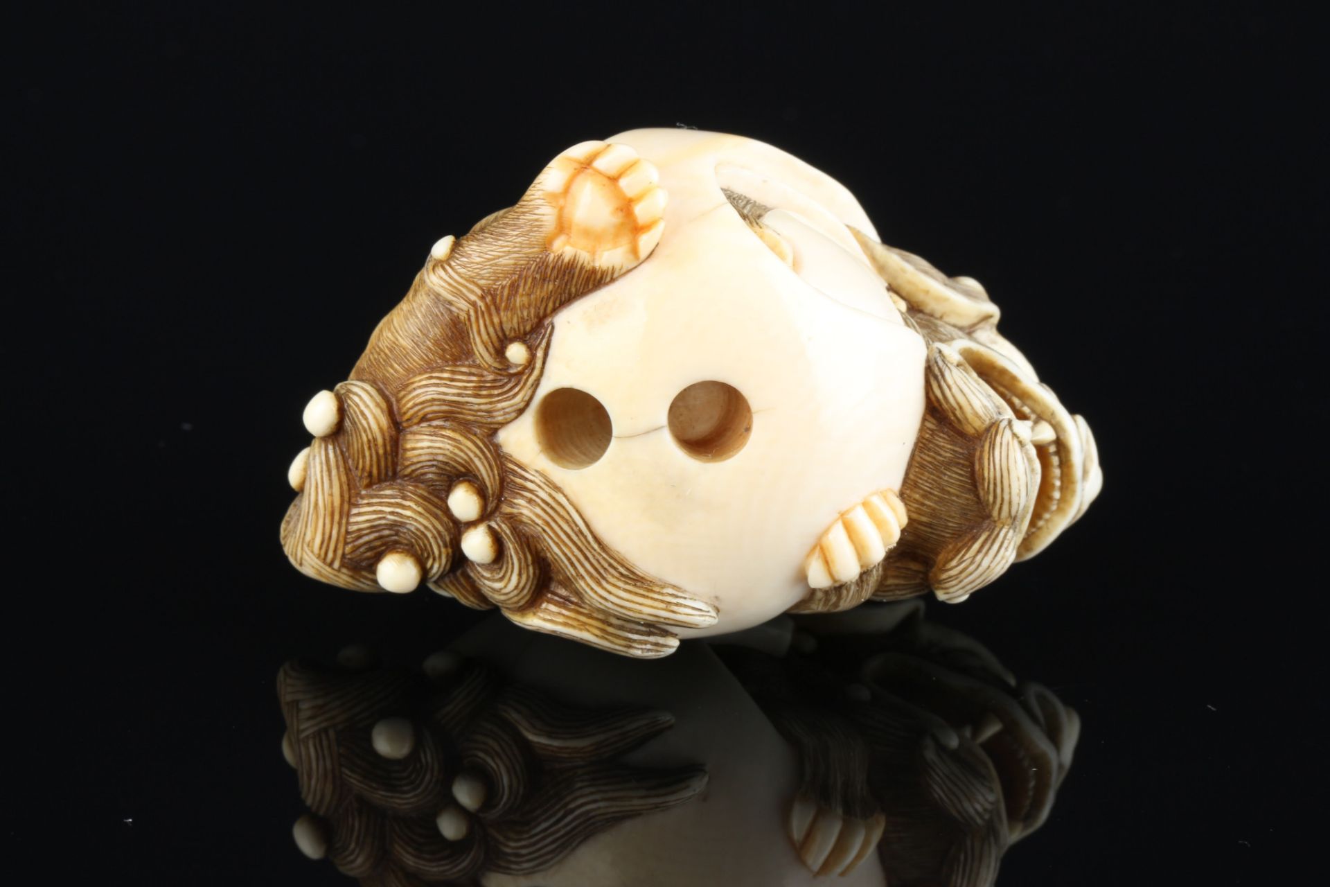 Japan 18th/19th Century, ivory Katabori-Netsuke Shishi in the ball, Meiji period, - Image 5 of 7