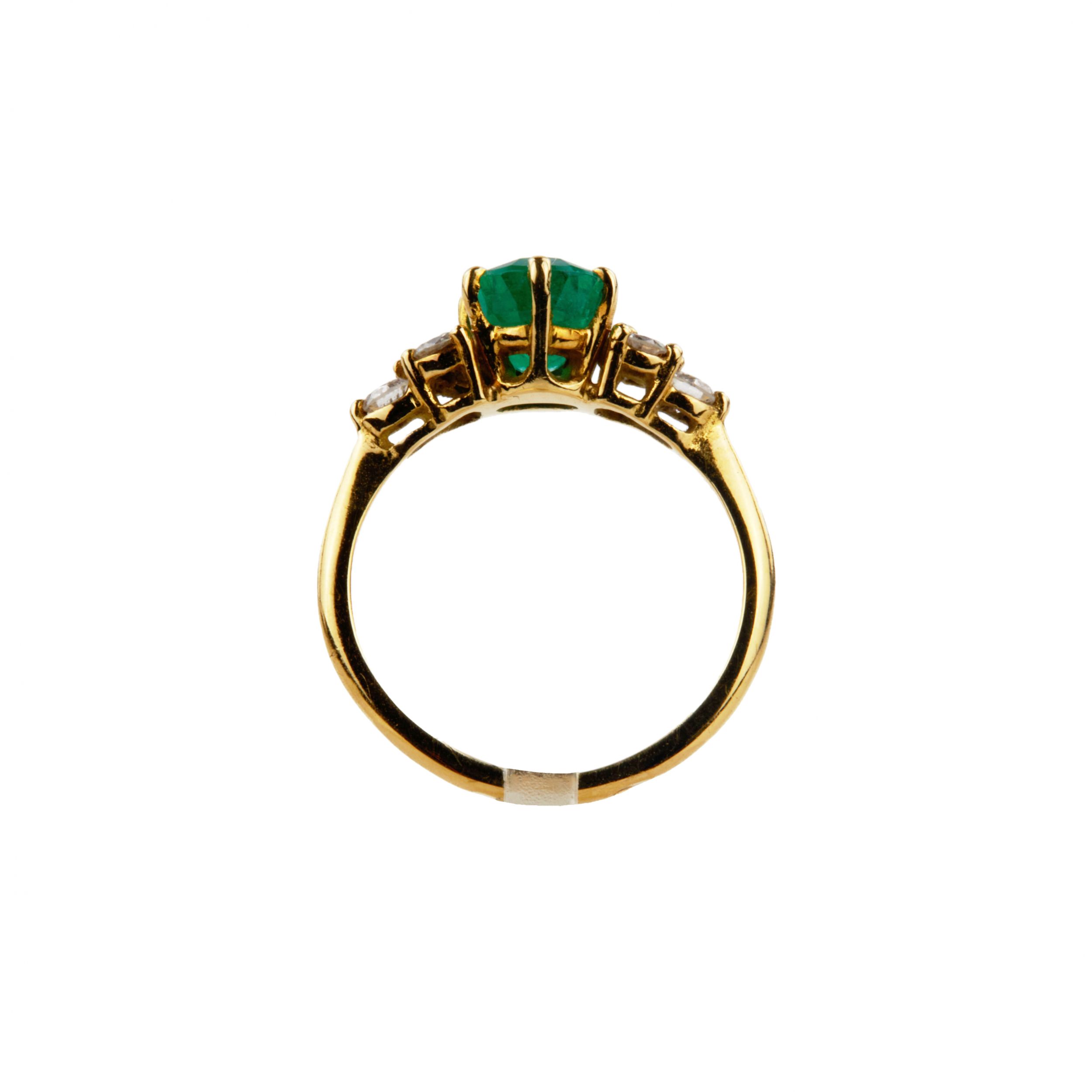 Gold ring with emerald and diamonds, classic design, total weight 3.10 gr. Colombian emerald 1.6 ct. - Image 4 of 5