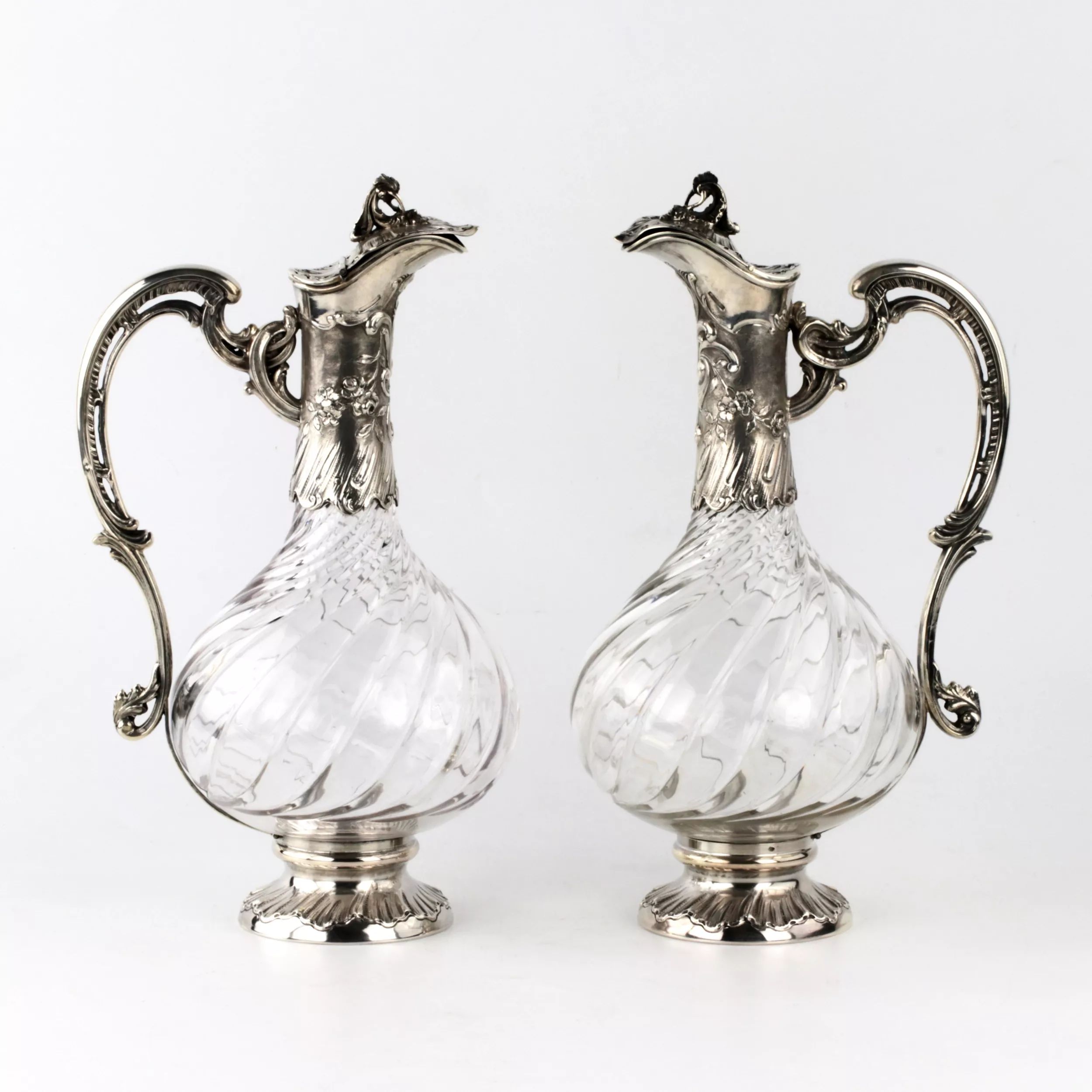 A pair of silver wine jugs from the late 19th century. - Image 8 of 8