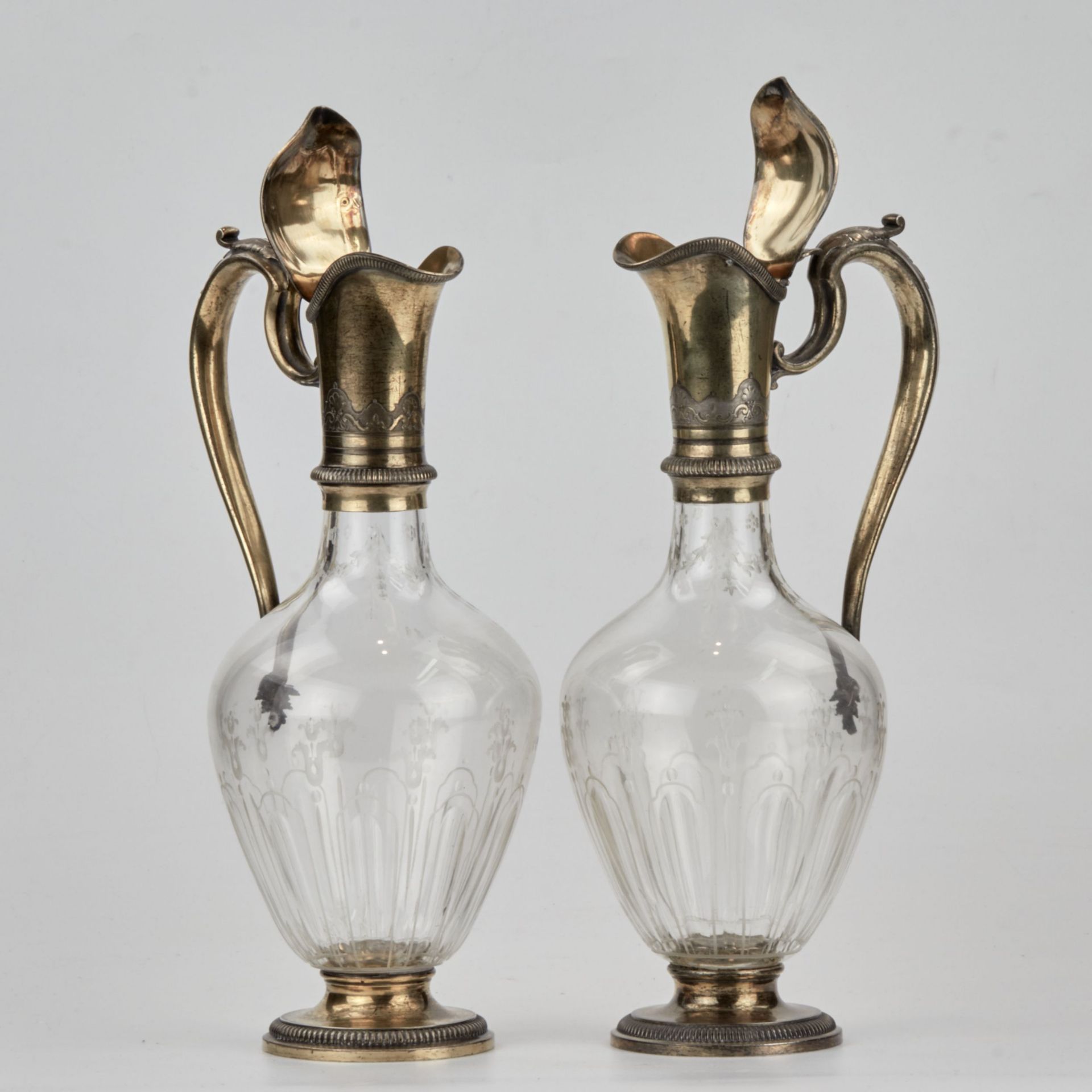 Pair of elegant glass jugs with gilded silver. ODIOT. End of the 19th century. - Bild 3 aus 12