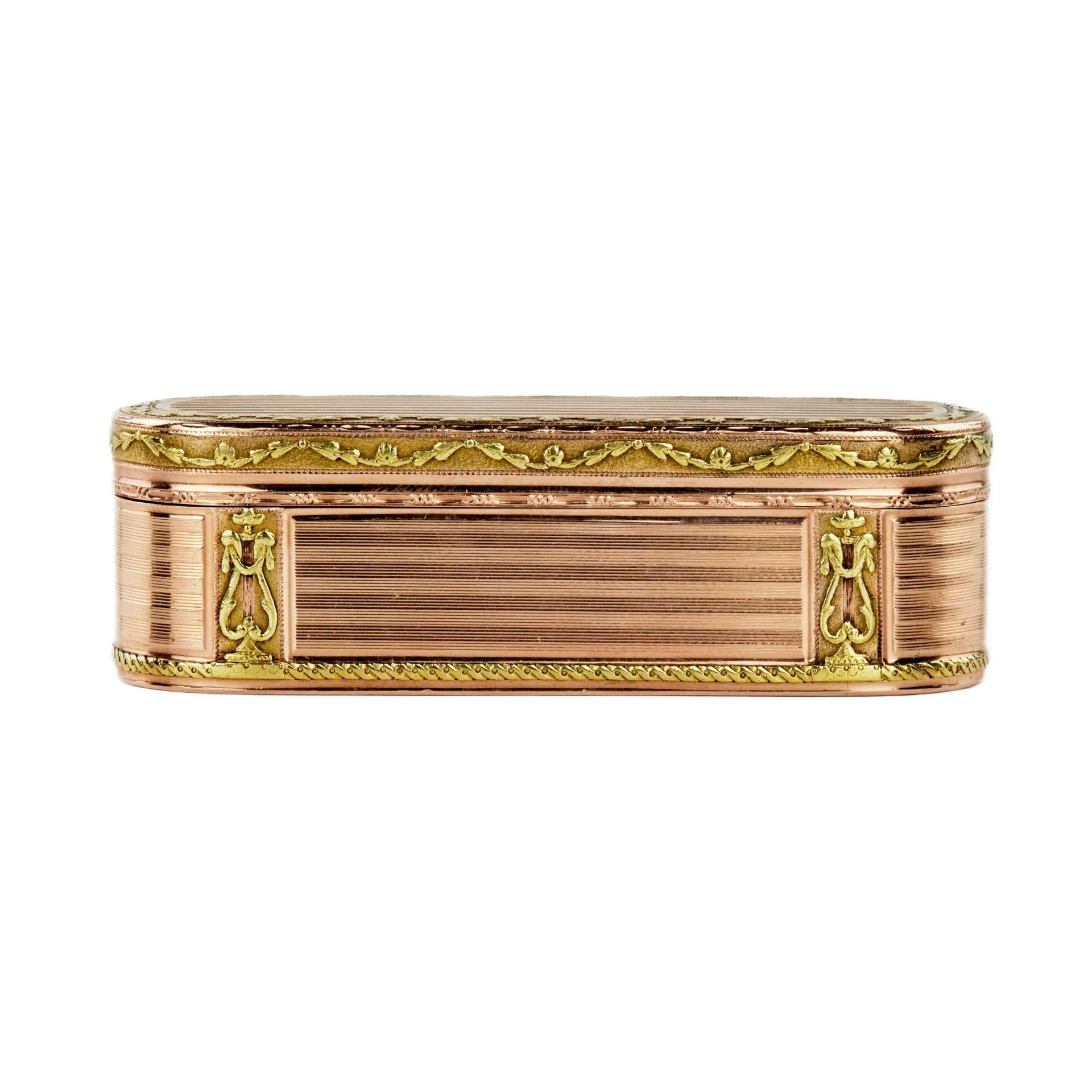 Snuffbox in two-tone gold. France. The turn of the 19th-20th centuries. - Image 2 of 8