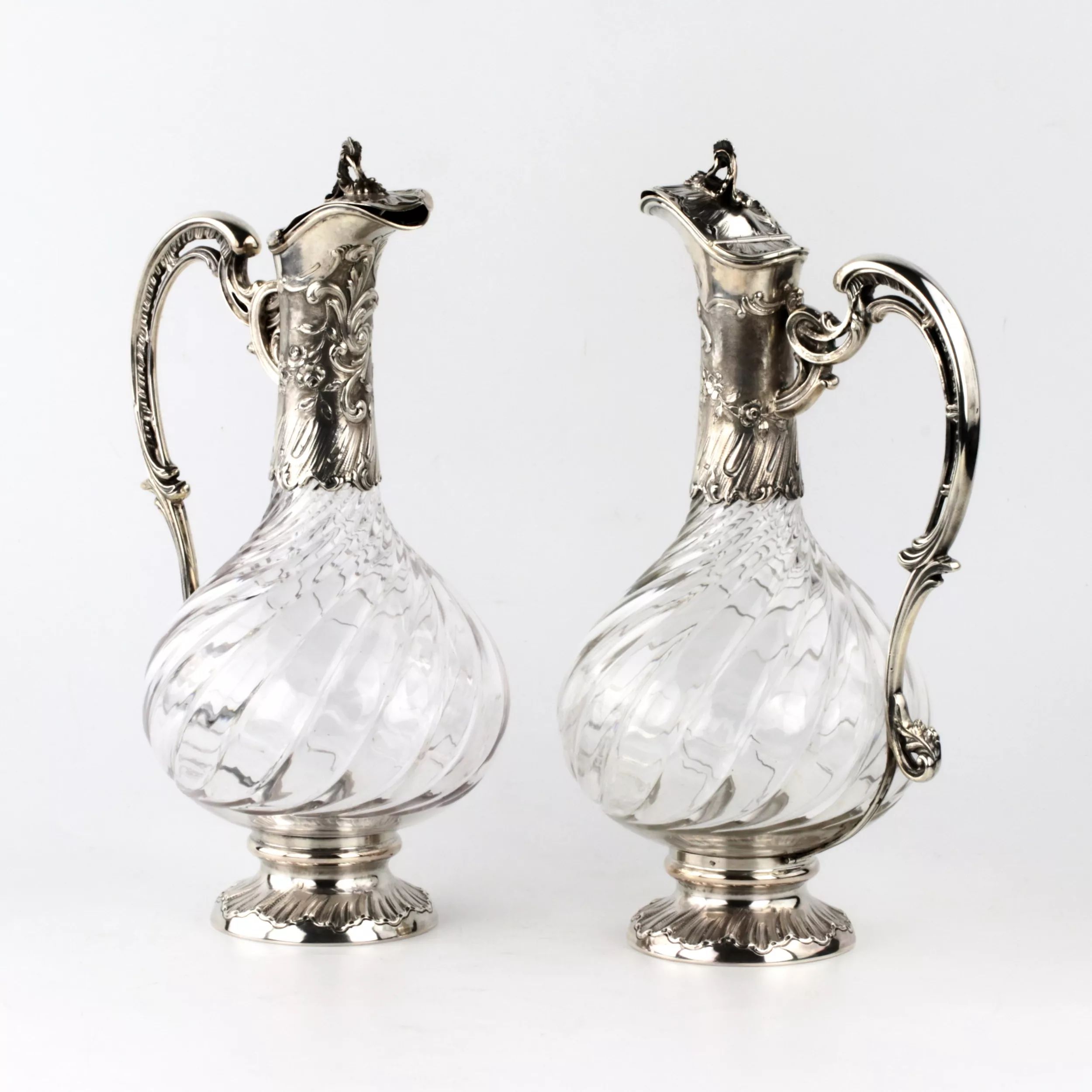 A pair of silver wine jugs from the late 19th century. - Image 2 of 8