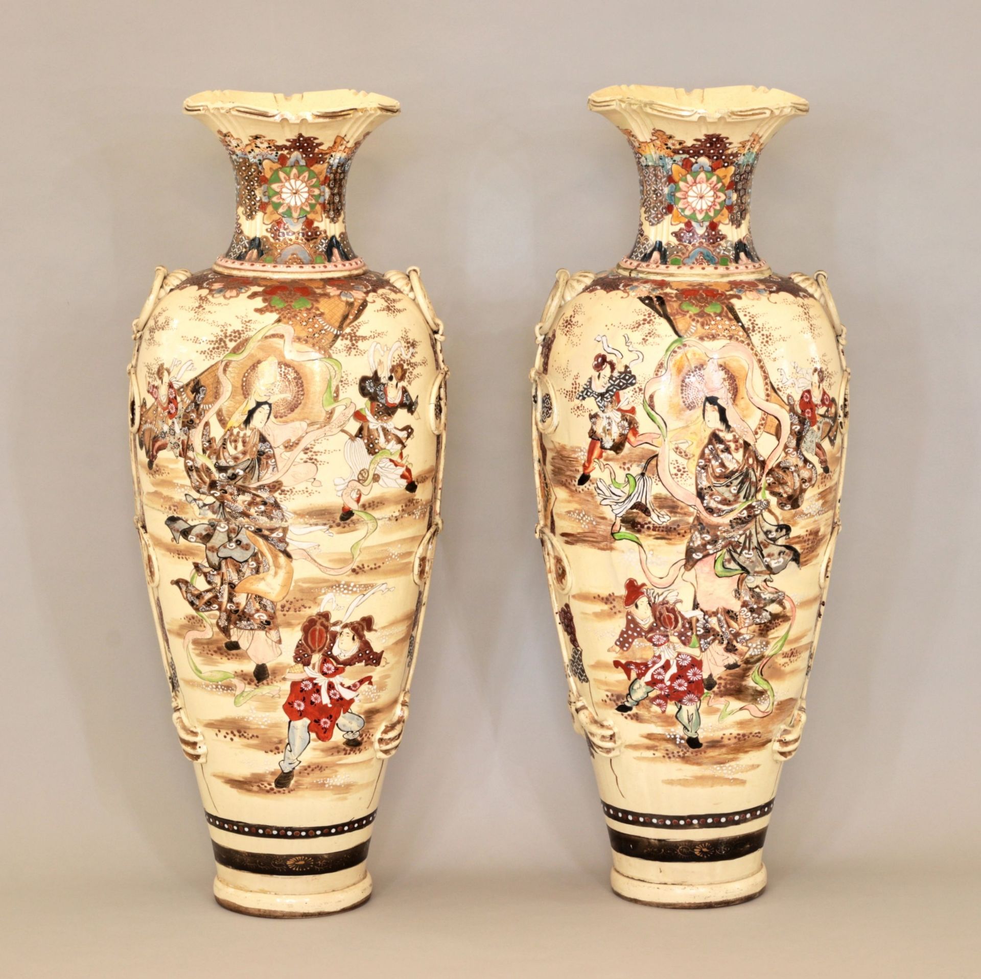 Pair of outdoor Japanese Satsuma vases. - Bild 3 aus 7