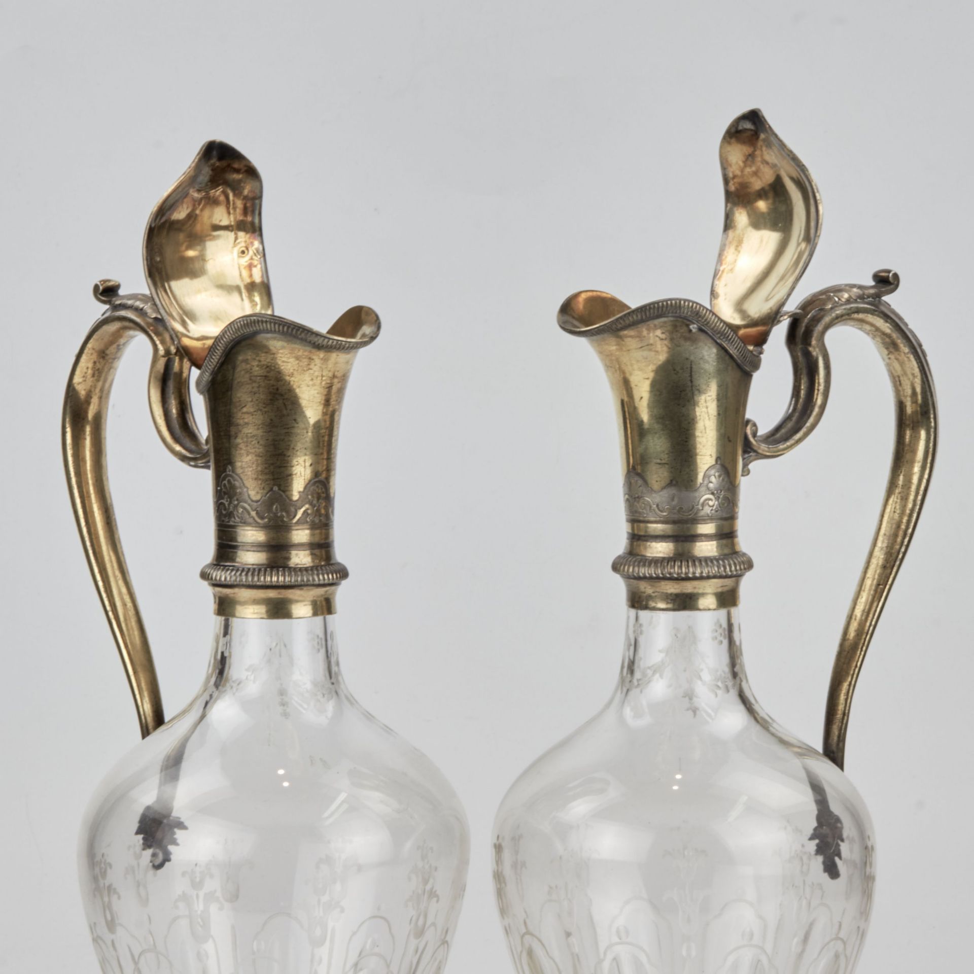 Pair of elegant glass jugs with gilded silver. ODIOT. End of the 19th century. - Bild 4 aus 12