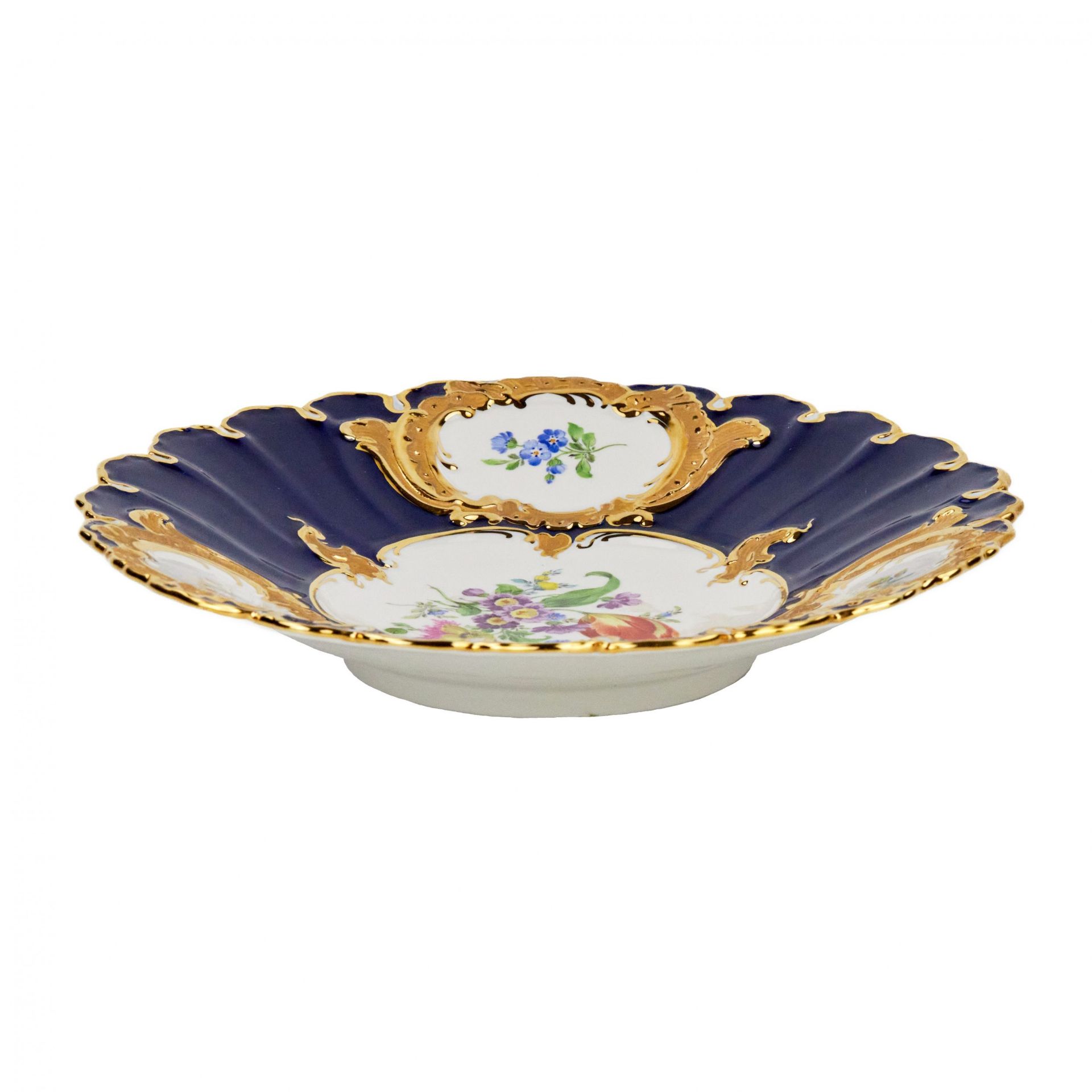 Gorgeous cobalt blue Meissen dish with gilding and delicate painting. 20th century. - Bild 3 aus 4