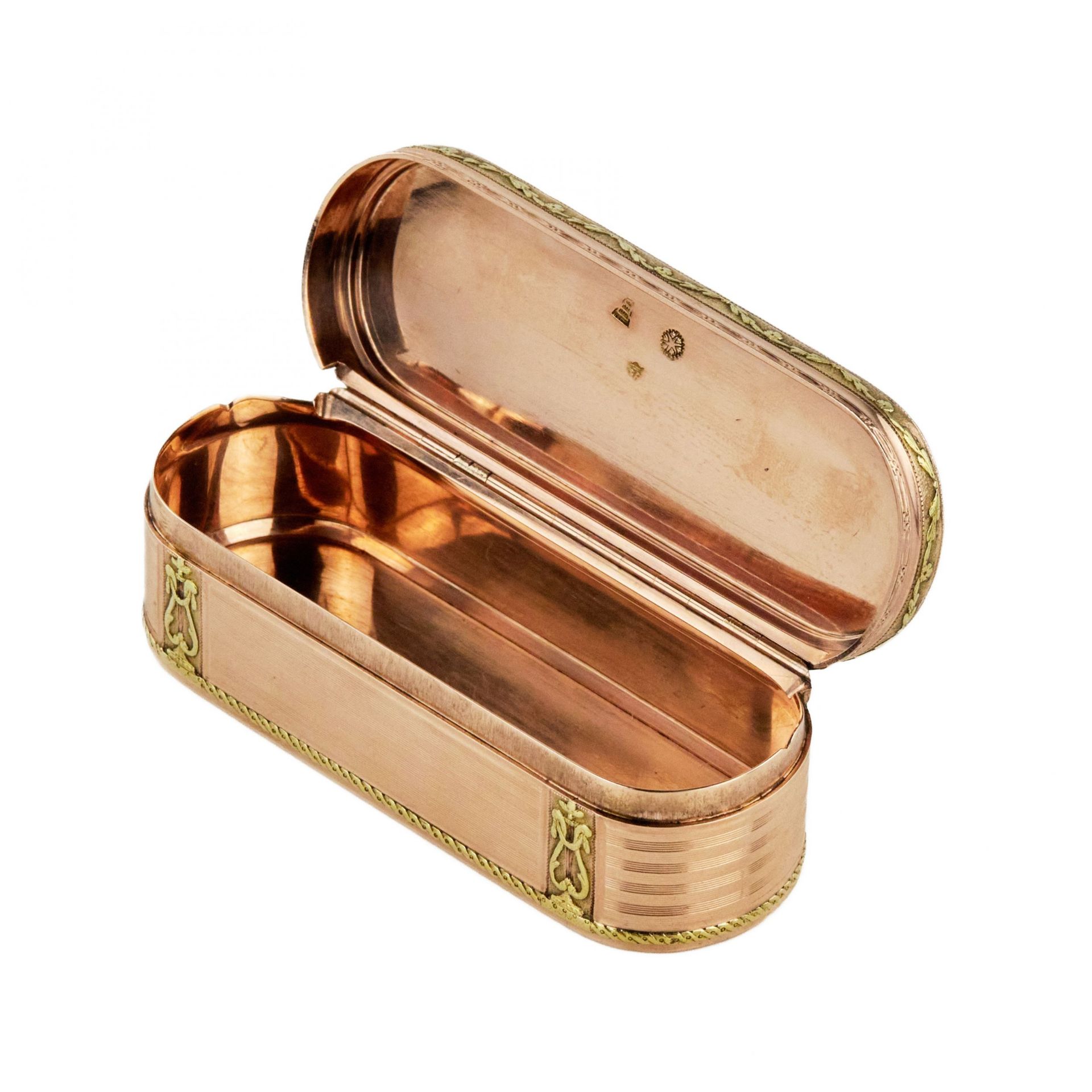 Snuffbox in two-tone gold. France. The turn of the 19th-20th centuries. - Image 4 of 8