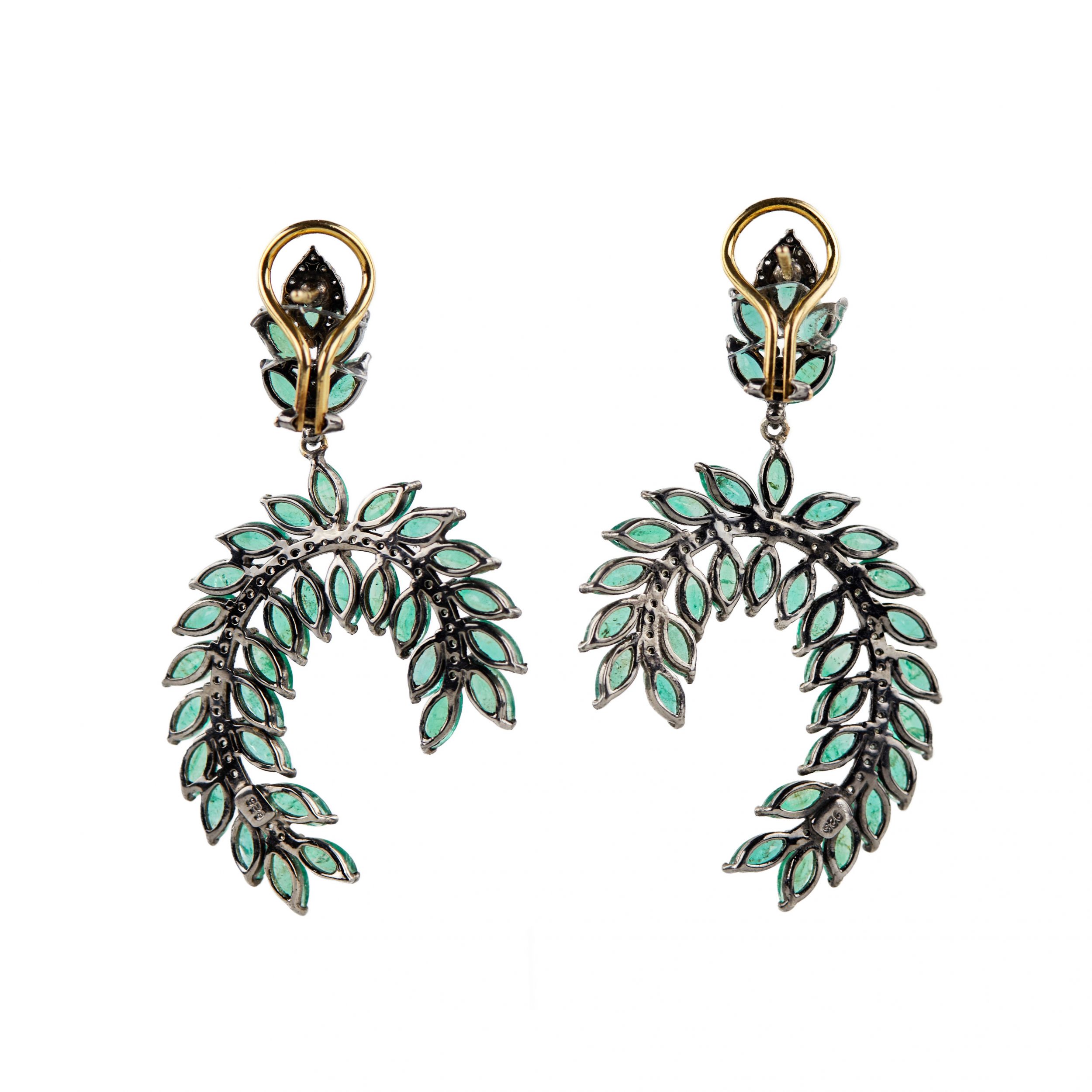 Silver earrings with emeralds and diamonds. - Image 9 of 14