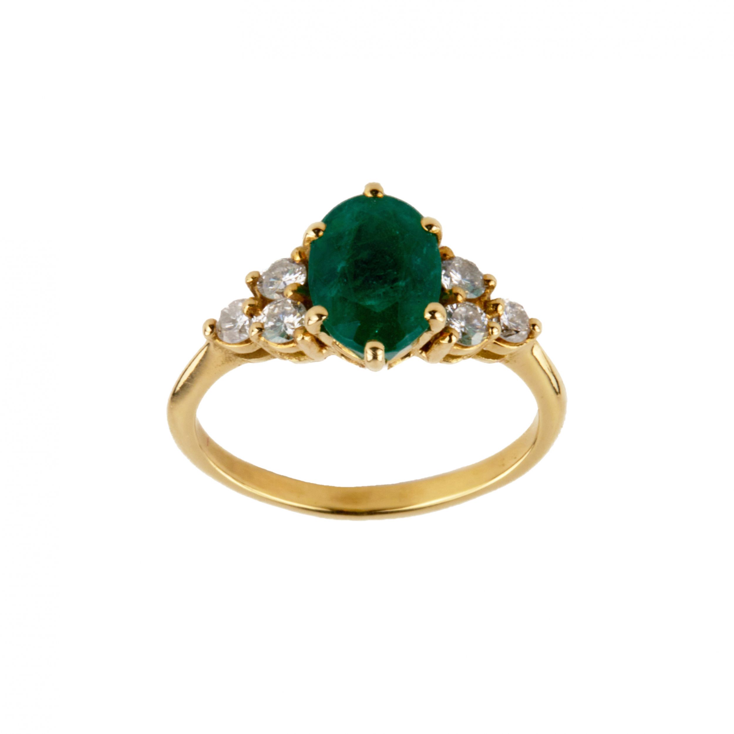 Gold ring with emerald and diamonds, classic design, total weight 3.10 gr. Colombian emerald 1.6 ct.