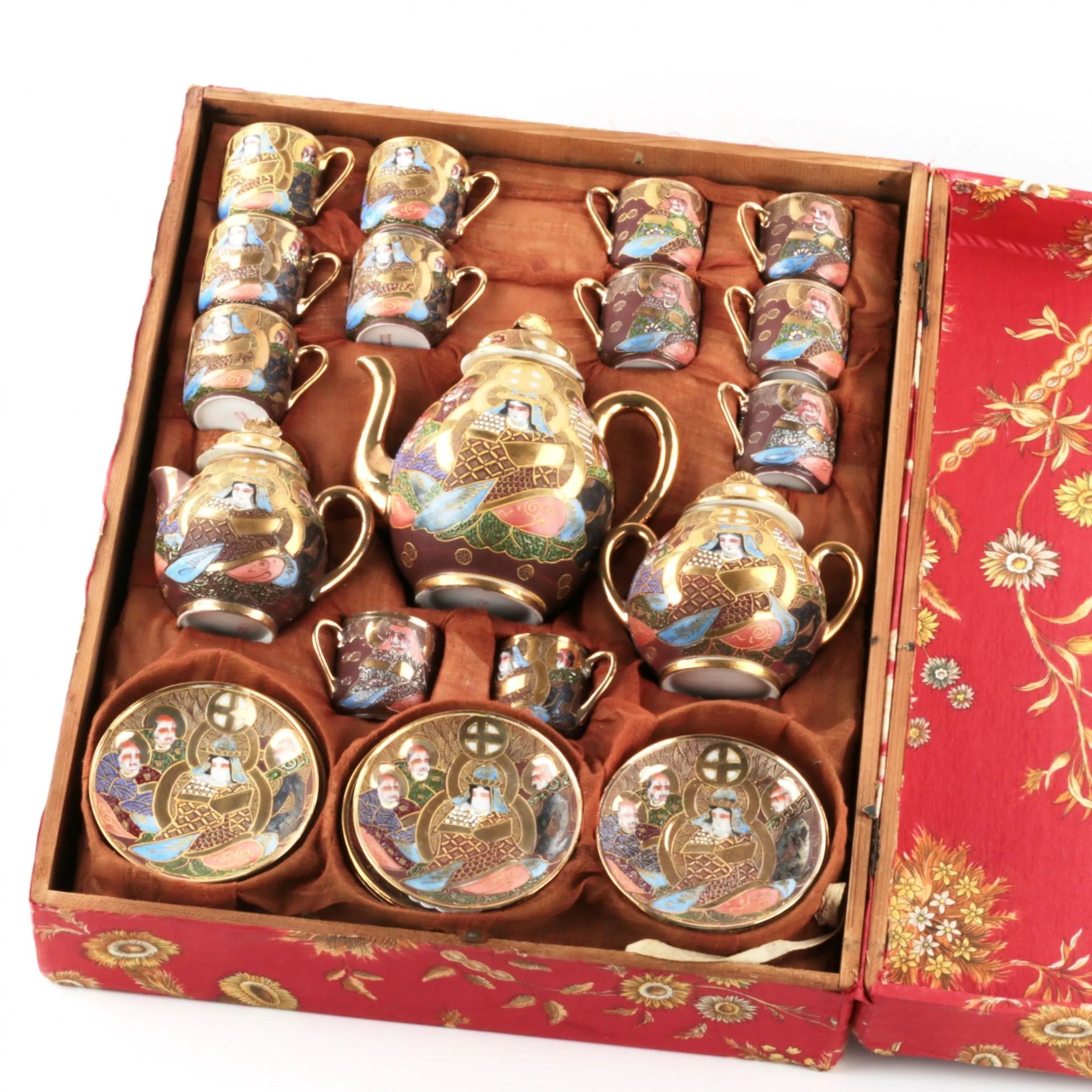 A complete Satsumi porcelain tea set, in its own wardrobe trunk. - Bild 12 aus 13