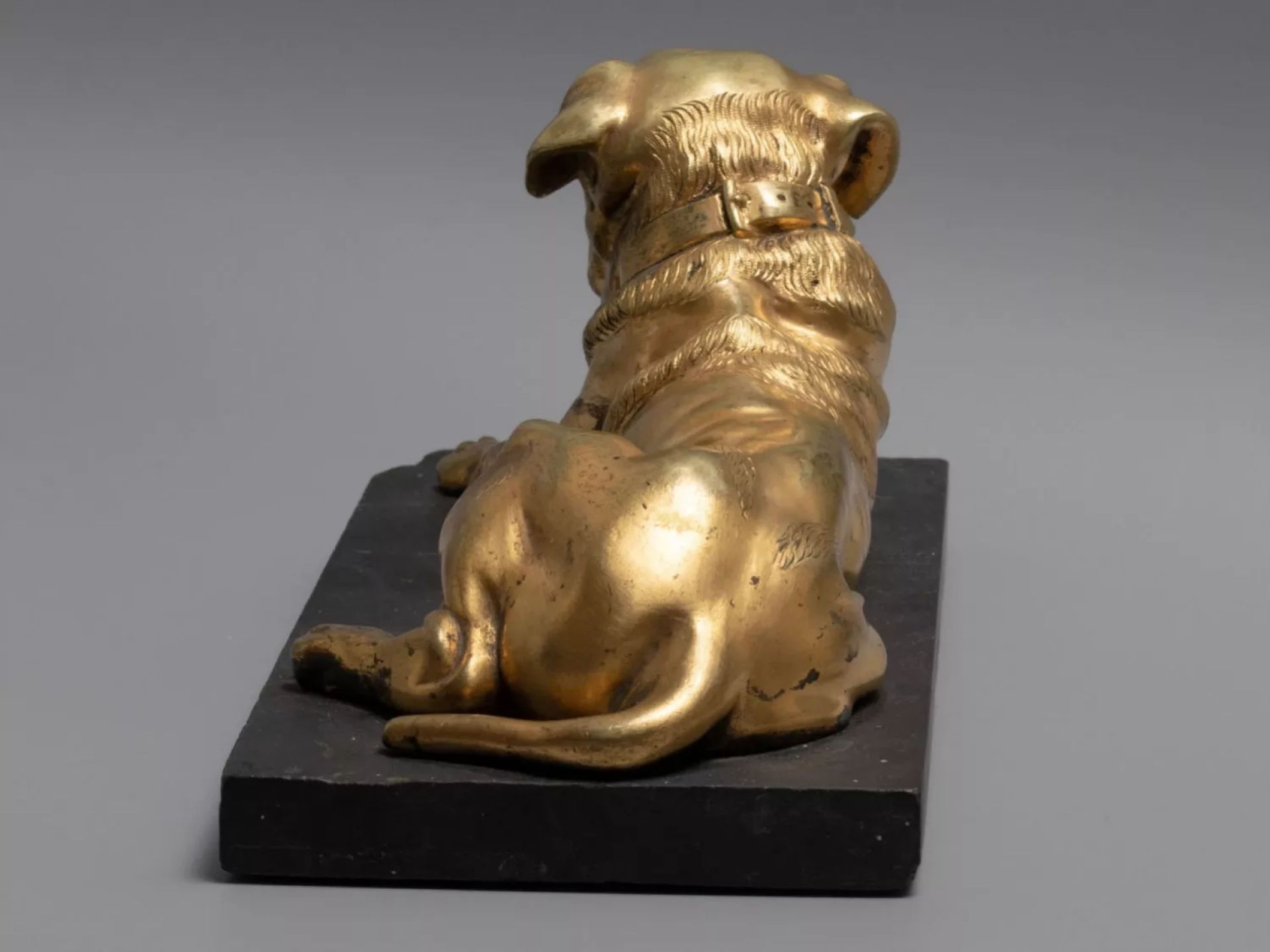 Figure - English mastiff dog, bronze on a stone stand. 19th century. - Image 4 of 9