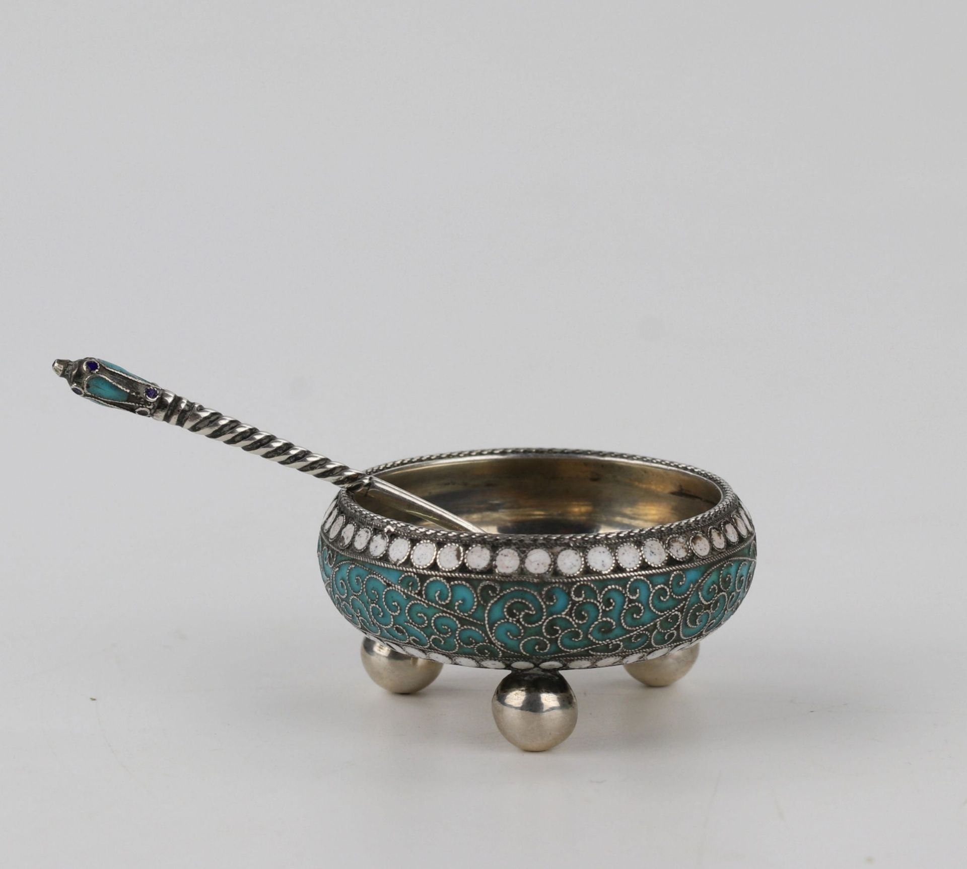 An elegant silver salt cellar with a spoon. - Image 5 of 5