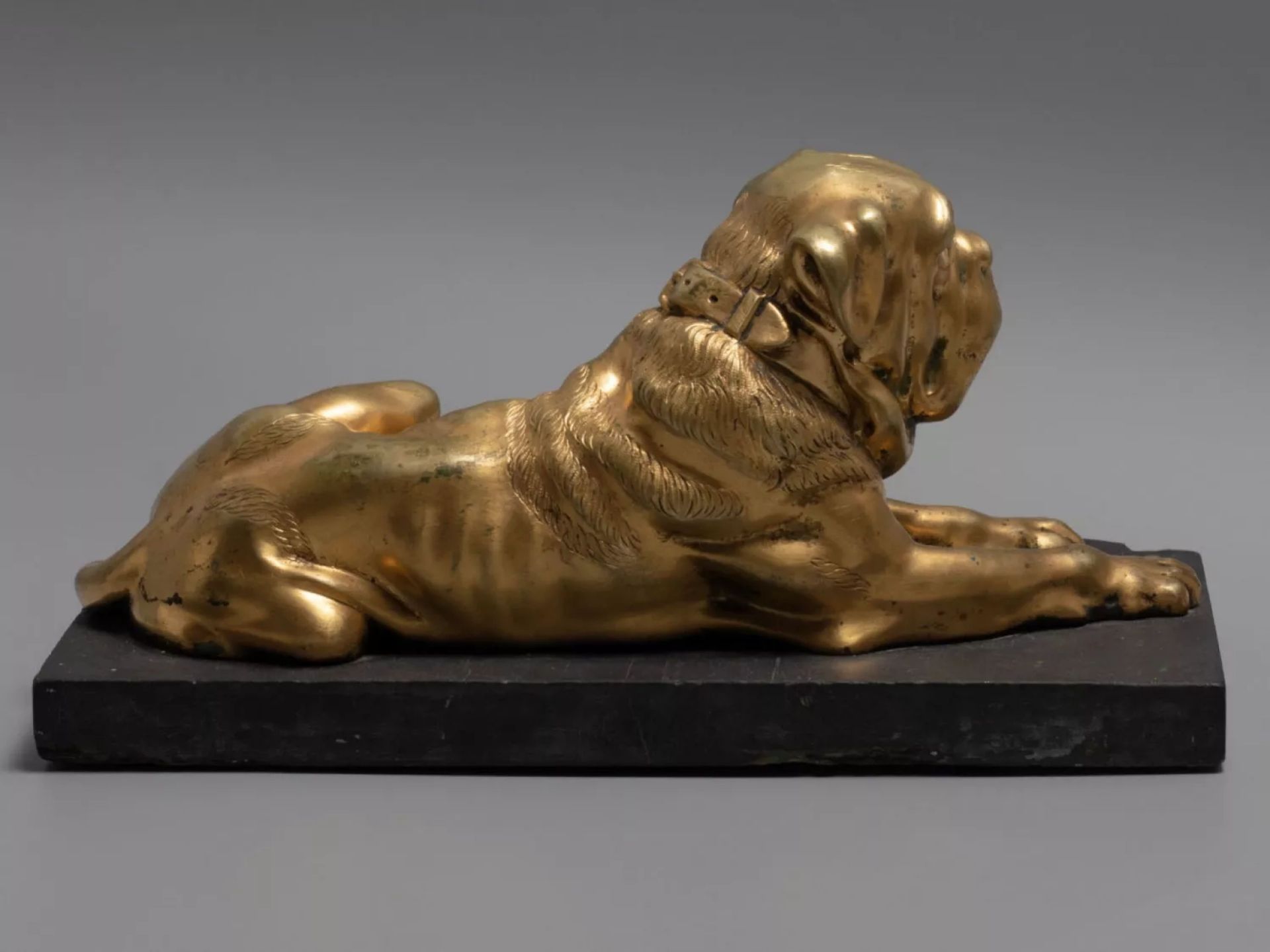 Figure - English mastiff dog, bronze on a stone stand. 19th century. - Image 5 of 9