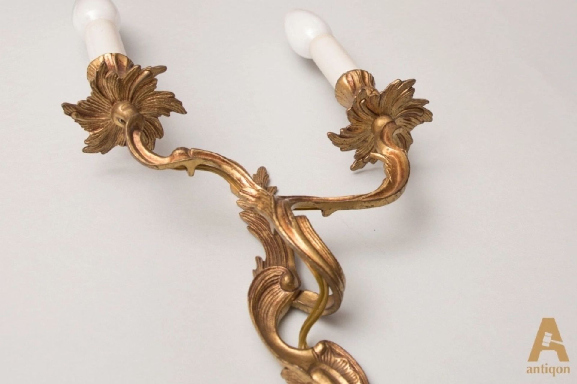 Pair of bronze wall sconces. - Bild 2 aus 2