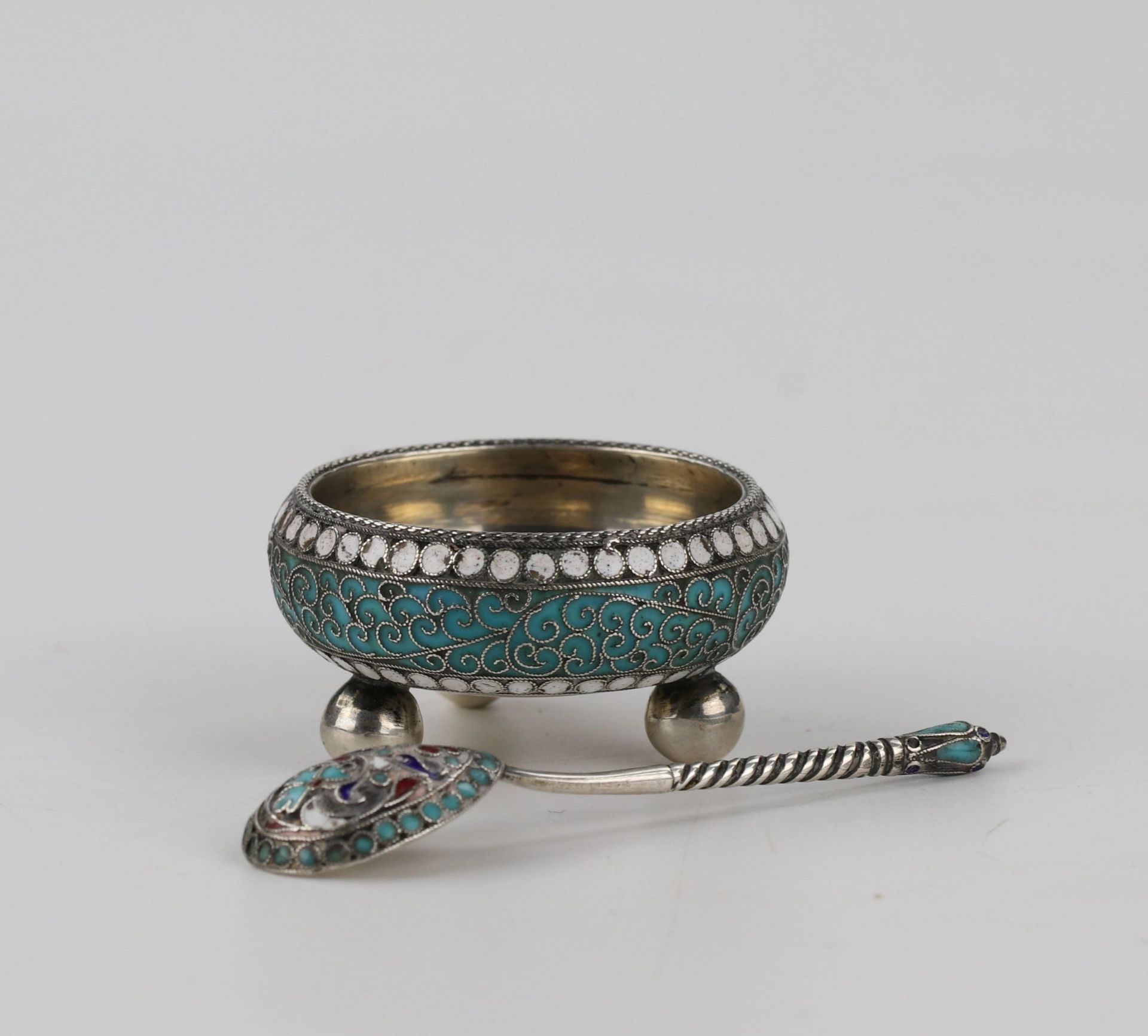 An elegant silver salt cellar with a spoon. - Image 2 of 5