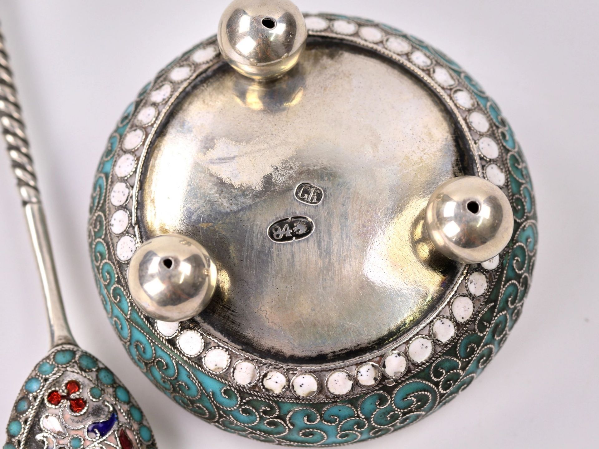 An elegant silver salt cellar with a spoon. - Image 3 of 5
