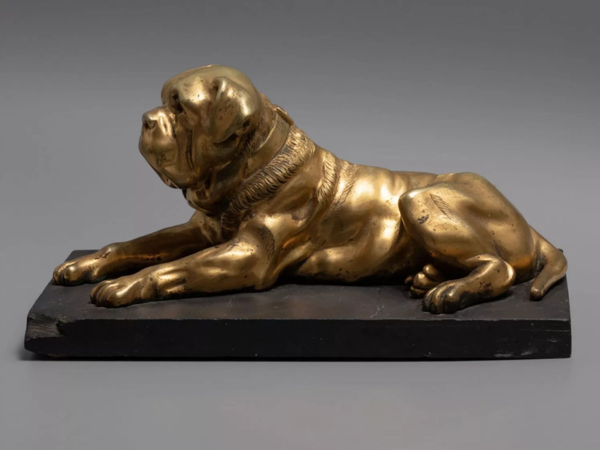 Figure - English mastiff dog, bronze on a stone stand. 19th century. - Image 2 of 9