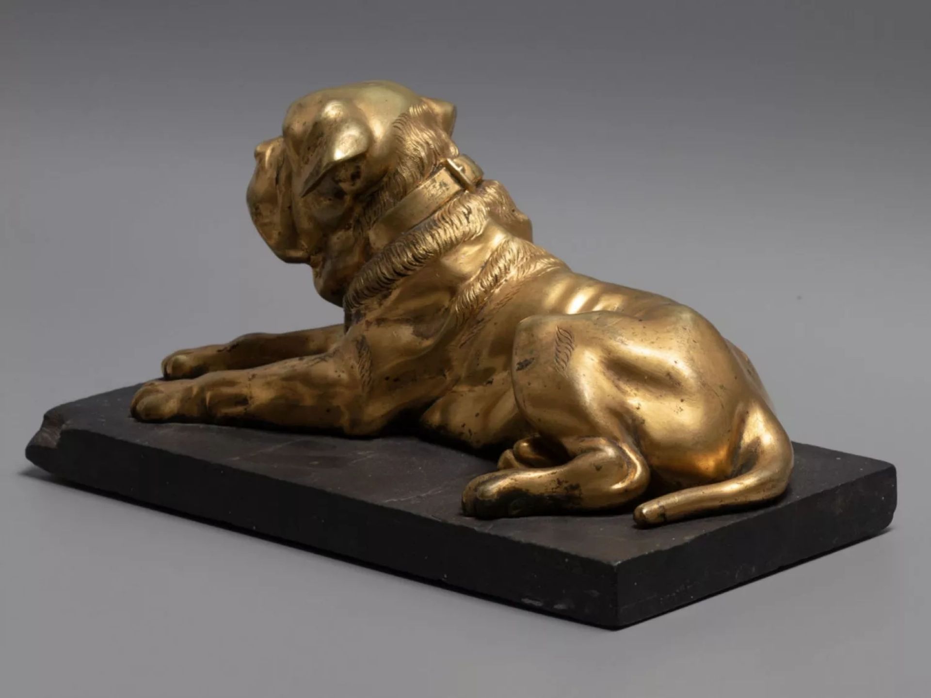 Figure - English mastiff dog, bronze on a stone stand. 19th century. - Image 3 of 9