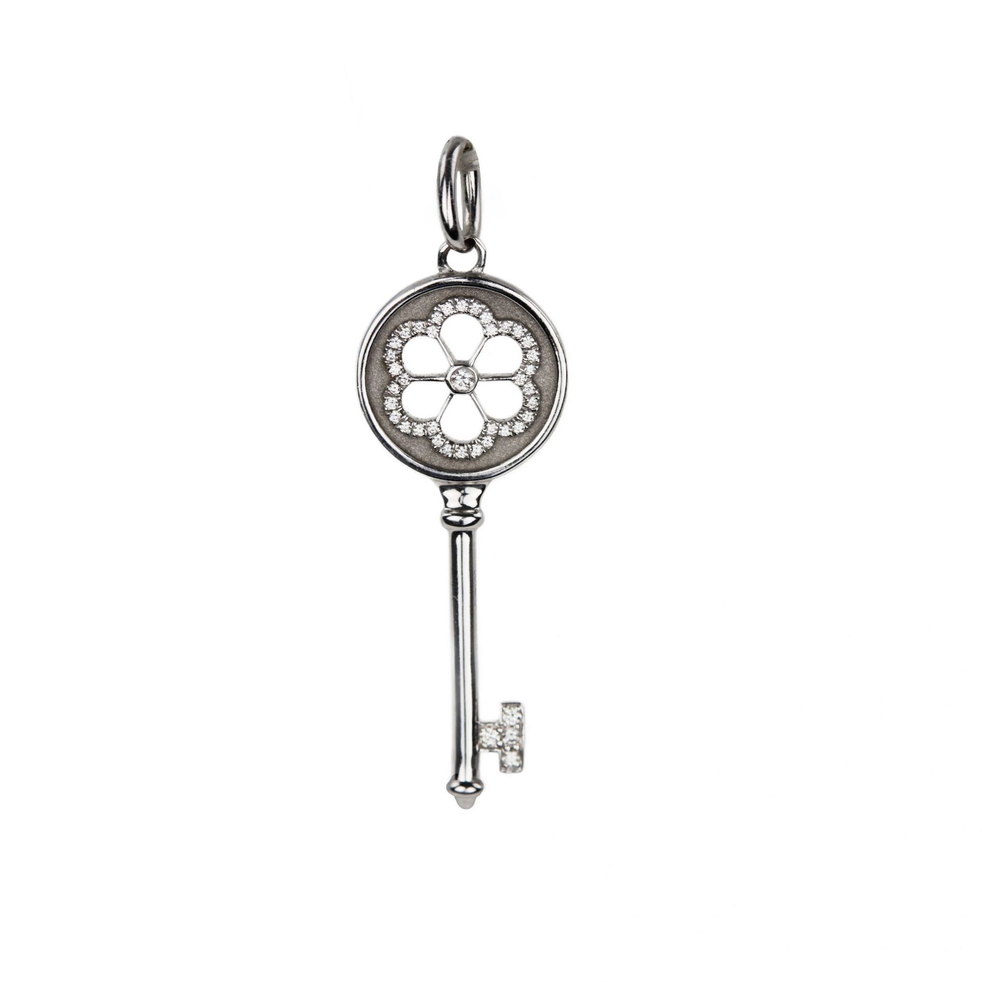 18K White Gold Diamond Blossom Key Pendant - Image 2 of 5