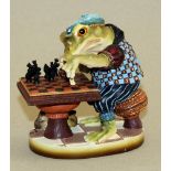 Schachmotivfigur. Kröte als Schachspieler. “Grumpy old toads playing chess”. Polychrome Figur aus