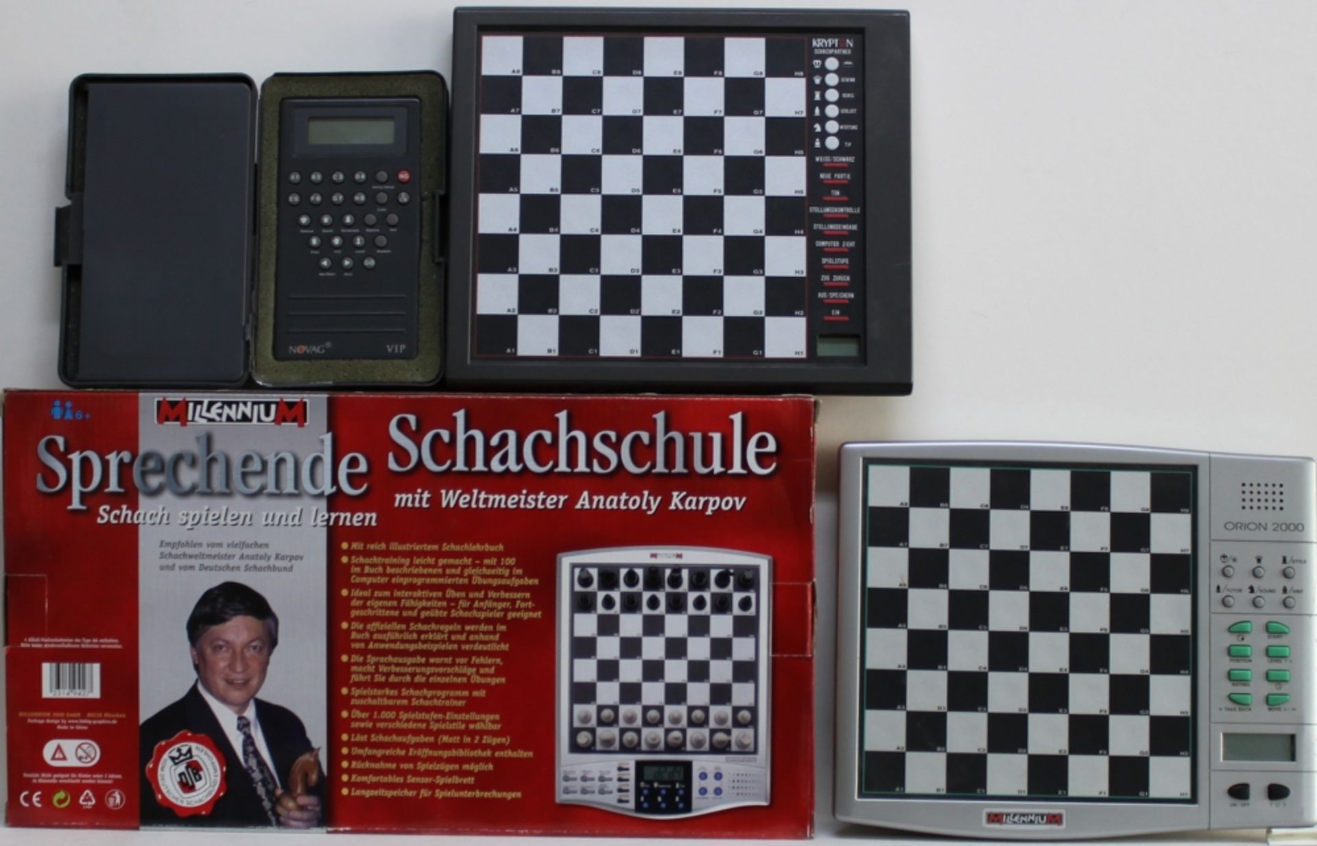 Schachcomputer. Millennium - Sprechende Schachschule. Schach spielen und lernen mit Weltmeister