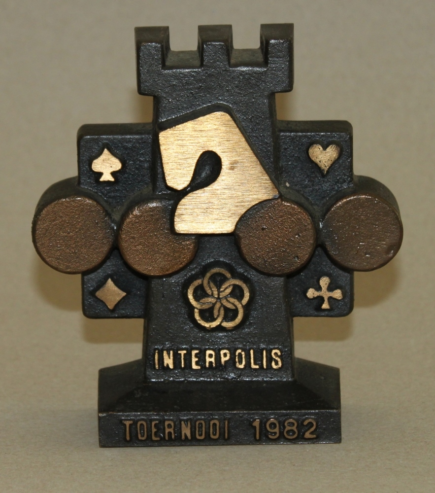 Metall. Tilburg 1982. Skulptur aus Messing zur Erinnerung an das Interpolis Turnier in Tilburg 1982.