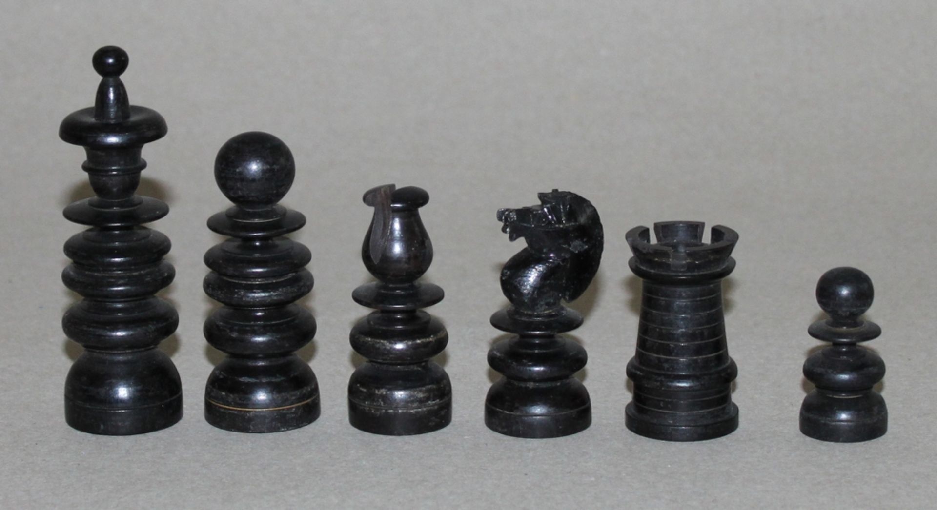 Europa. England. Schachfiguren aus Holz in Anlehnung an den St. George - Stil. Eine Partei in - Bild 3 aus 3
