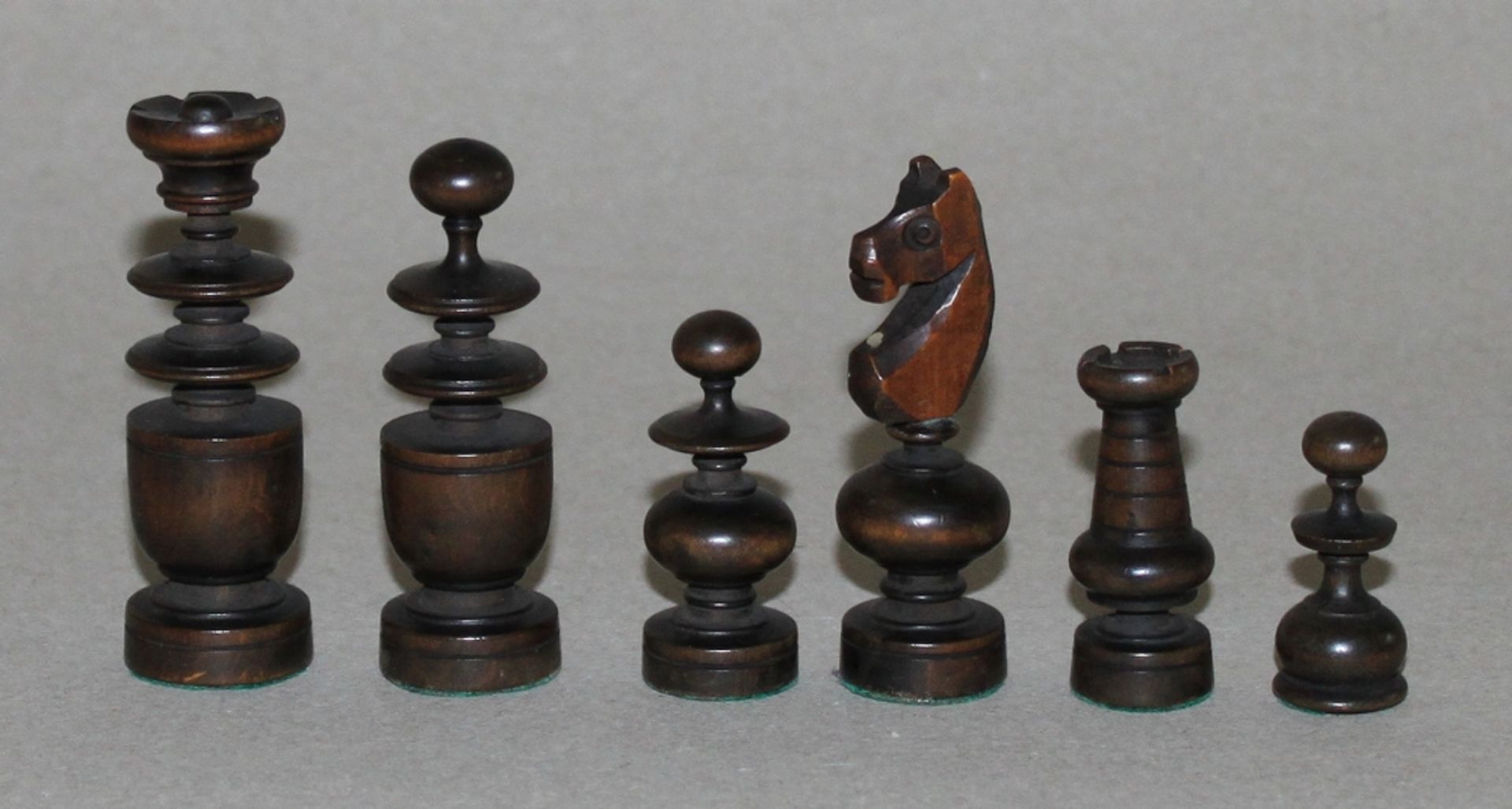 Europa. Schachfiguren aus Holz im Régence - Stil. Eine Partei in dunkelbraun, die andere in - Bild 3 aus 3