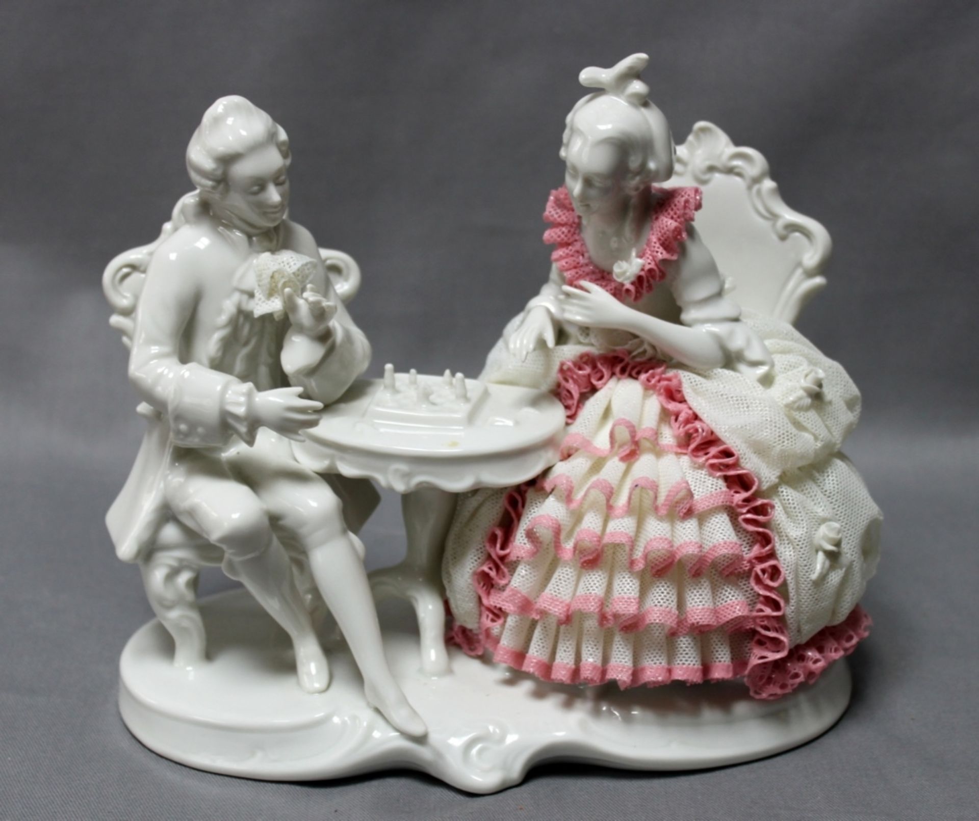 Porzellanfiguren. Schachspielendes Rokokopaar. Mit der Porzellanmarke „Krone S Graefenthal
