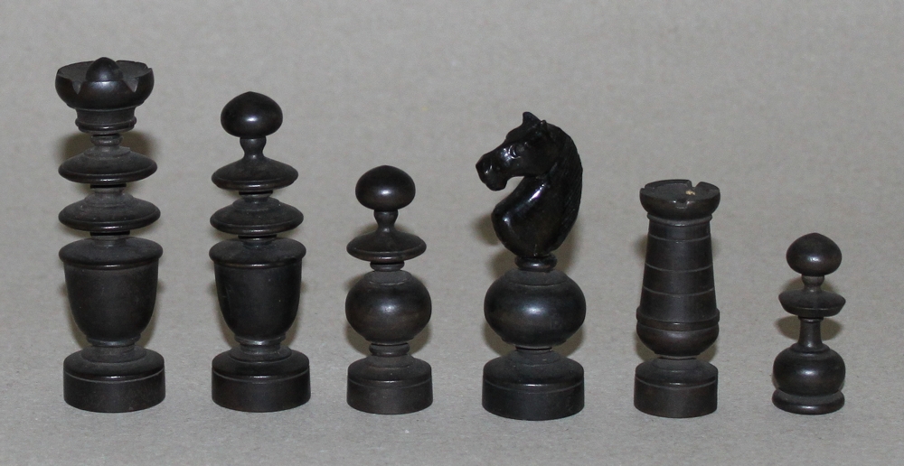 Europa. Schachfiguren aus Holz im Régence - Stil. Eine Partei in schwarz, die andere naturfarben. - Image 3 of 3