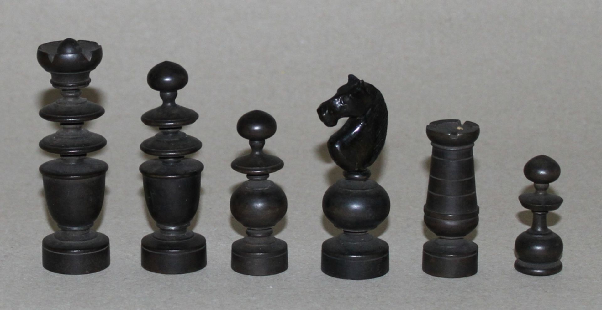 Europa. Schachfiguren aus Holz im Régence - Stil. Eine Partei in schwarz, die andere naturfarben. - Bild 3 aus 3
