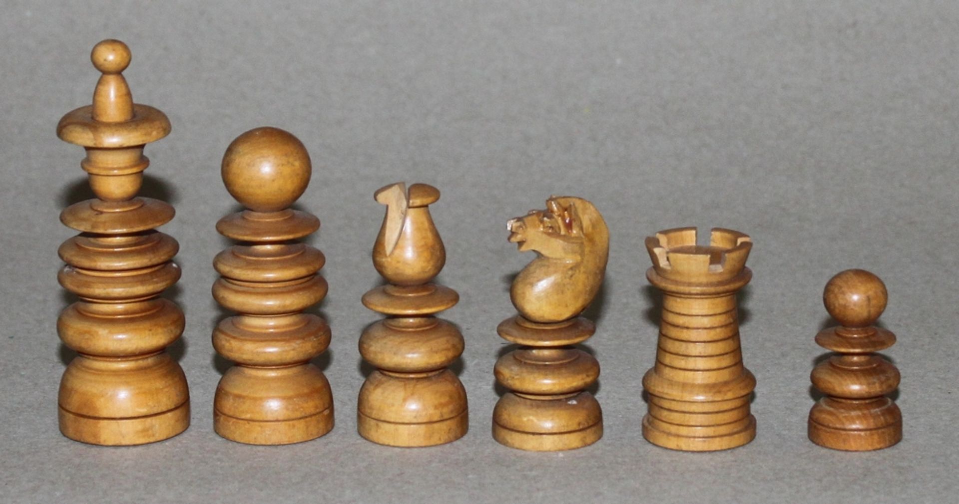 Europa. England. Schachfiguren aus Holz in Anlehnung an den St. George - Stil. Eine Partei in - Bild 2 aus 3