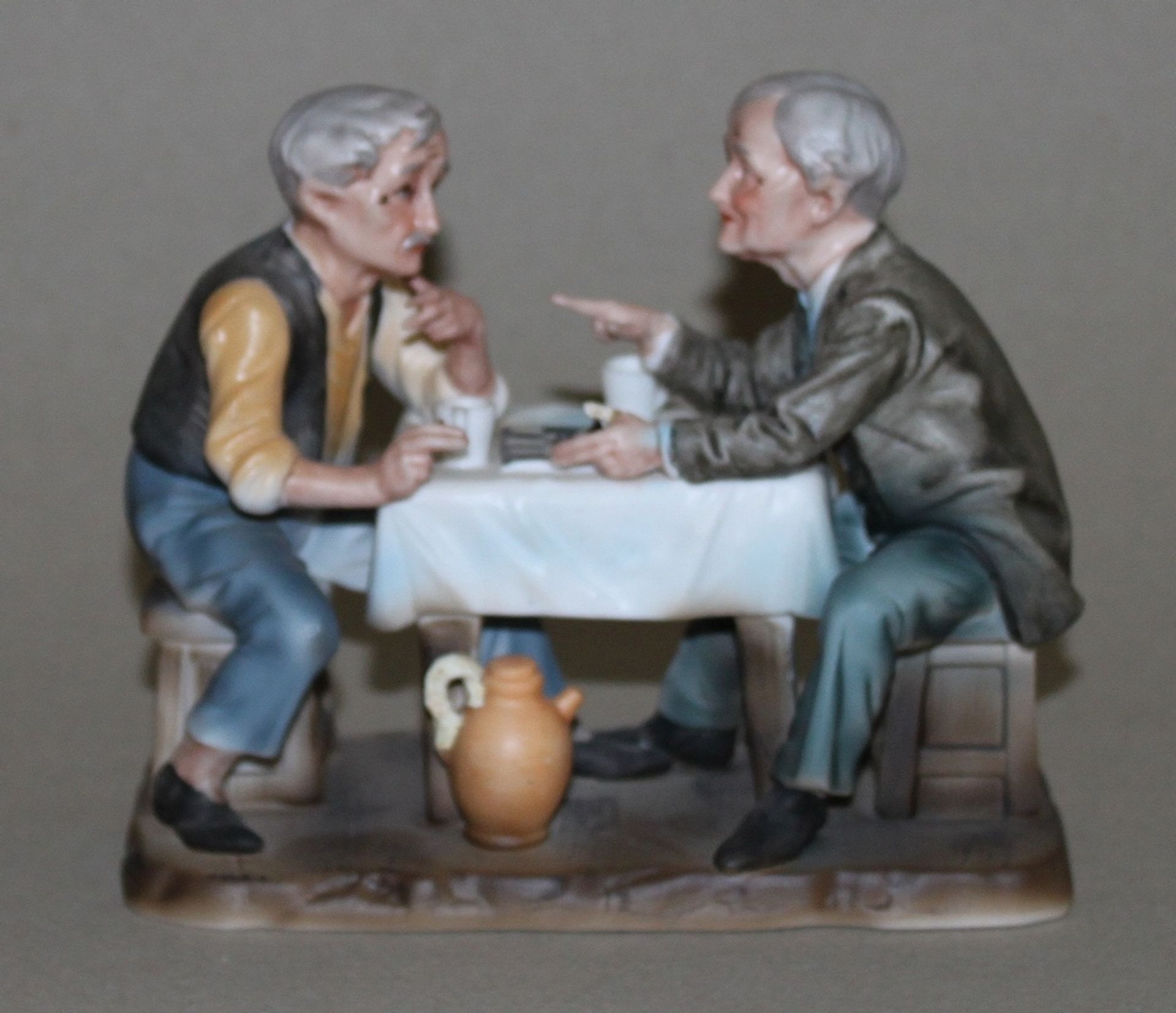 Europa. Zwei Herren beim Schachspiel. Polychrome Figurengruppe aus porzellanartigem Material ohne