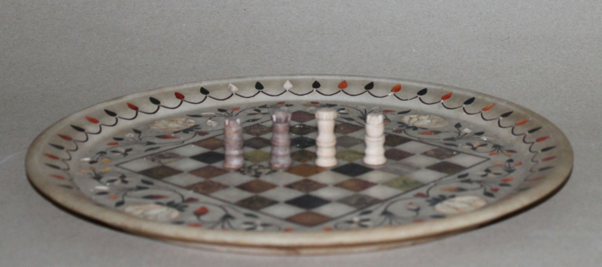 Europa. Schachfiguren aus Holz mit Schachbrett aus Stein. Eine Partei in dunkelbraun, die andere