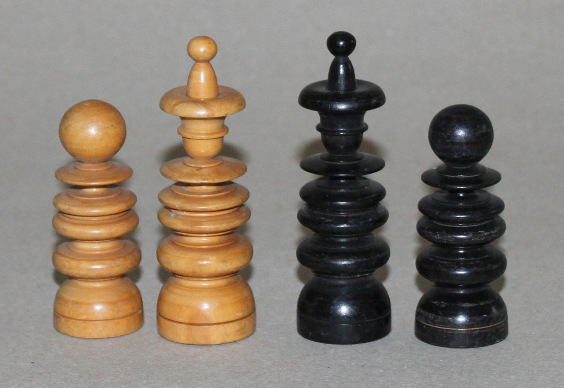 Europa. England. Schachfiguren aus Holz in Anlehnung an den St. George - Stil. Eine Partei in