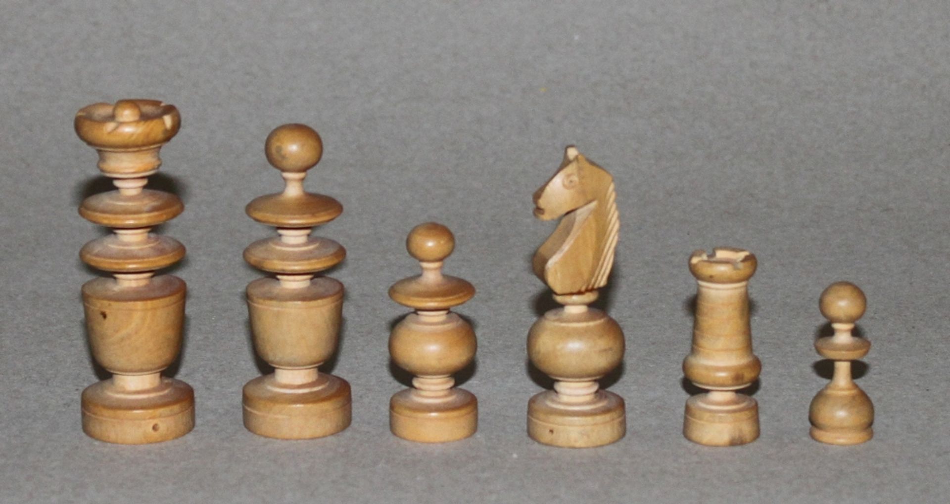 Europa. Schachfiguren aus Holz im Régence - Stil. Eine Partei in schwarz, die andere in naturfarben. - Bild 2 aus 3
