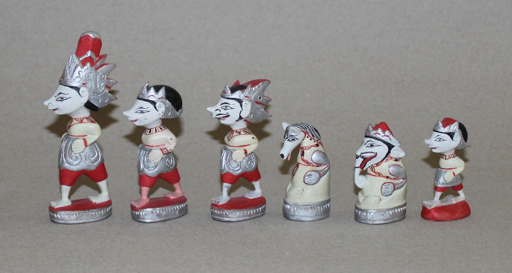 Asien. Indonesien - Java. Schachfiguren aus leichtem Holz. Polychrom bemalt, eine Partei mit - Image 2 of 3