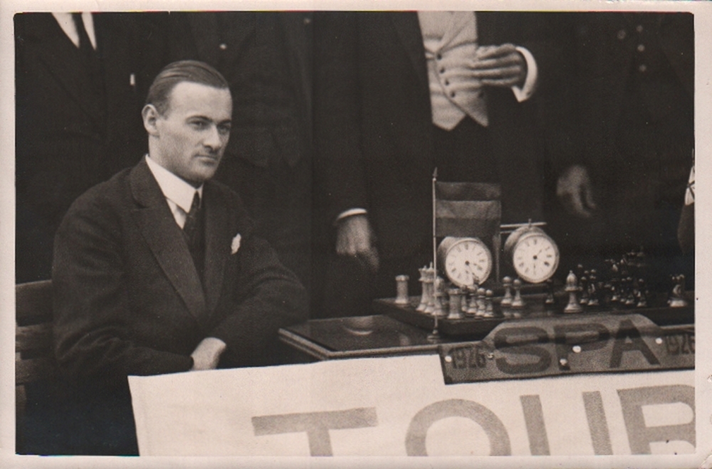 Foto. Sämisch, Friedrich. Schwarzweißes Pressefoto mit einer Aufnahme von Friedrich Sämisch beim