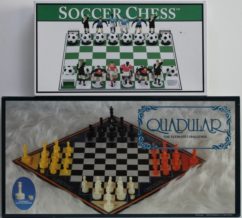 Amerika. USA. Soccer Chess. Schachspiel mit Schachbrett aus Kunststoff. Die eine Partei in rot,