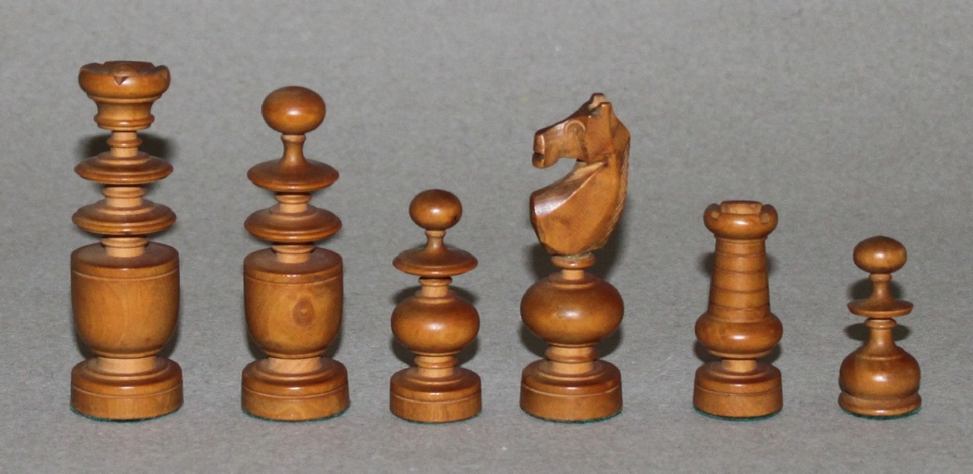 Europa. Schachfiguren aus Holz im Régence - Stil. Eine Partei in dunkelbraun, die andere in - Bild 2 aus 3