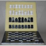 Europa. Schachspiel aus Marmor mit dazugehörigem Brett aus Marmor. Die eine Partei aus hellem