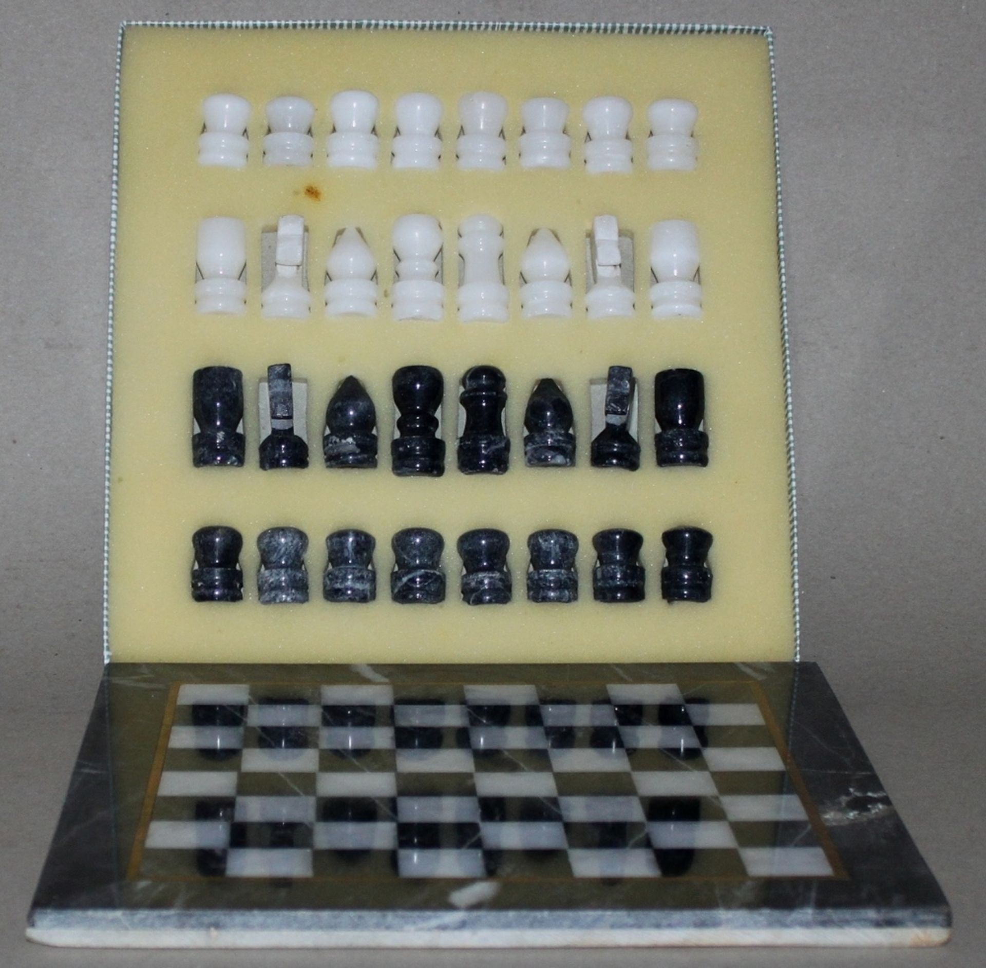 Europa. Schachspiel aus Marmor mit dazugehörigem Brett aus Marmor. Die eine Partei aus hellem