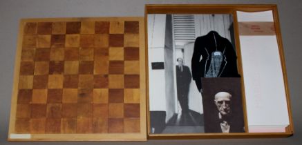 Schachbrett. Duchamp, Marcel [Ronny Van de Velde]. Chessboard 1991. Schachspiel - Holzkassette.