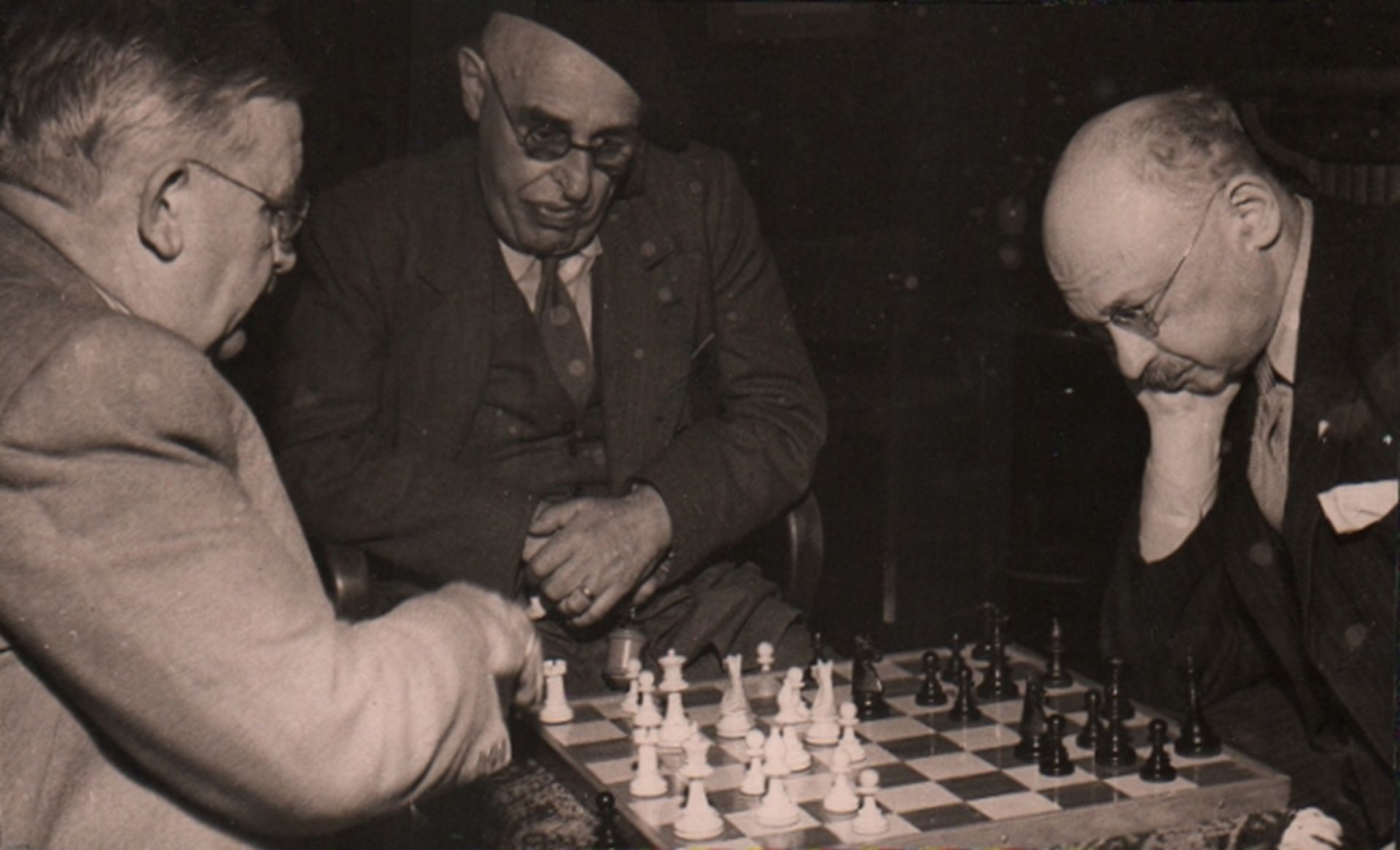 Foto. Tartakower, S., M. Vidmar und O. Bernstein. Schwarzweißes Pressefoto mit einer Szene von